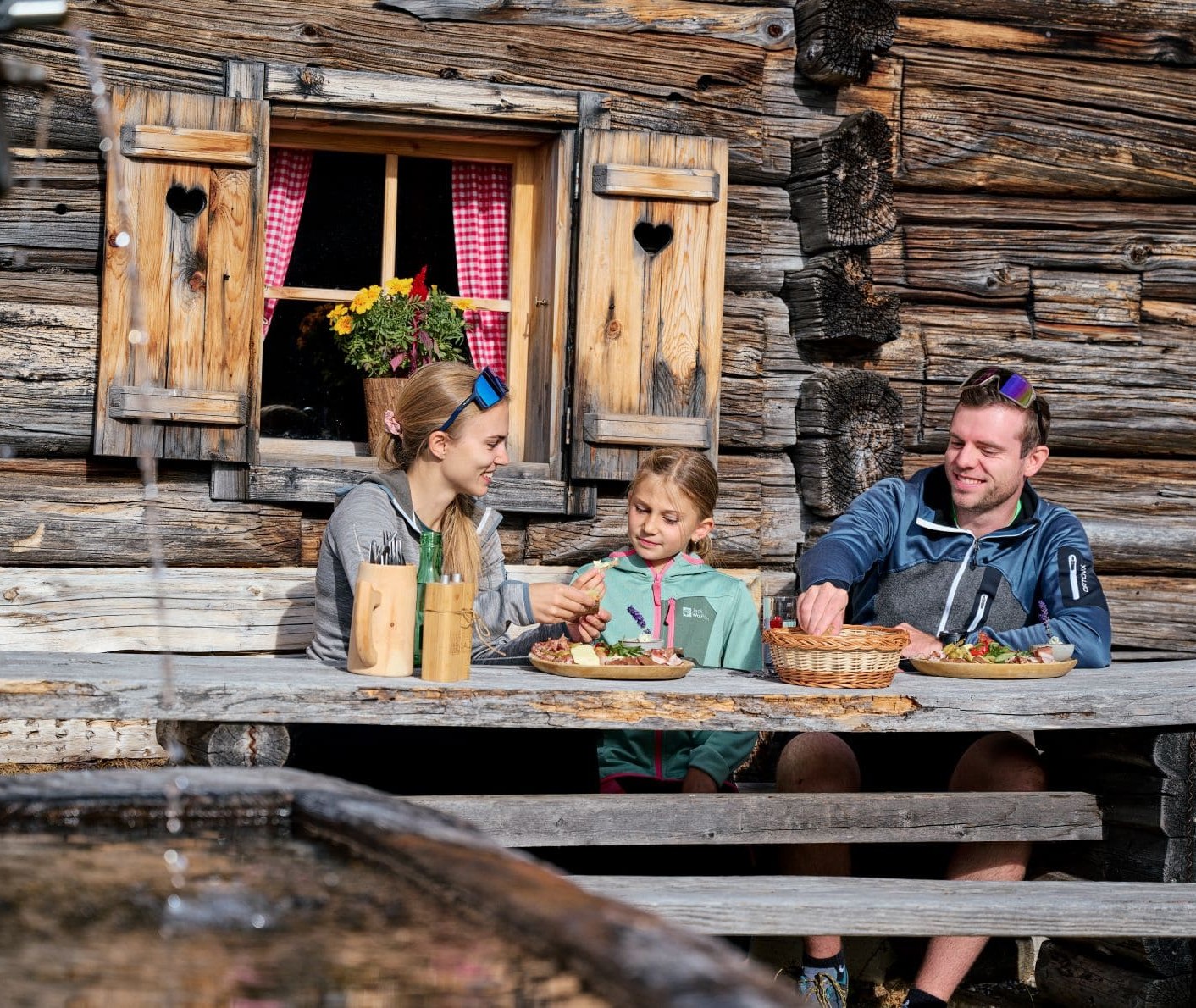 Familiegenießt eine Pause auf einer urigen Hütte © Matthias Fritzenwallner