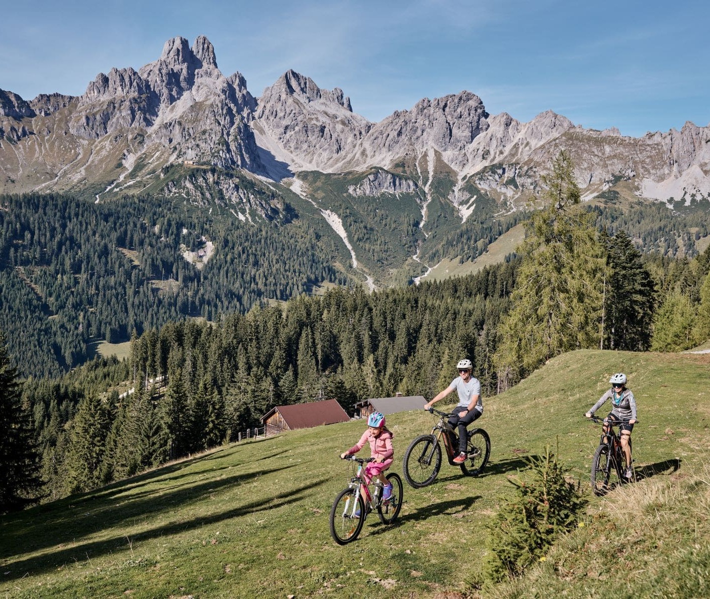 Familie beim Mountainbiken durch die malerische Landschaft von Filzmoos © Matthias Fritzenwallner