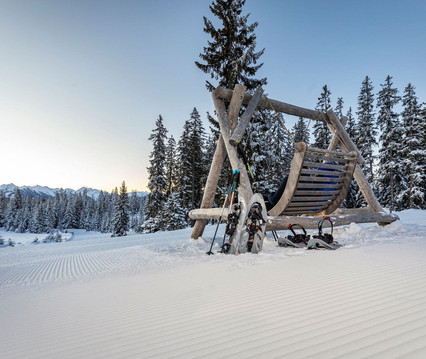 Langläufer auf einer präparierten Loipe in der verschneiten Winterlandschaft
