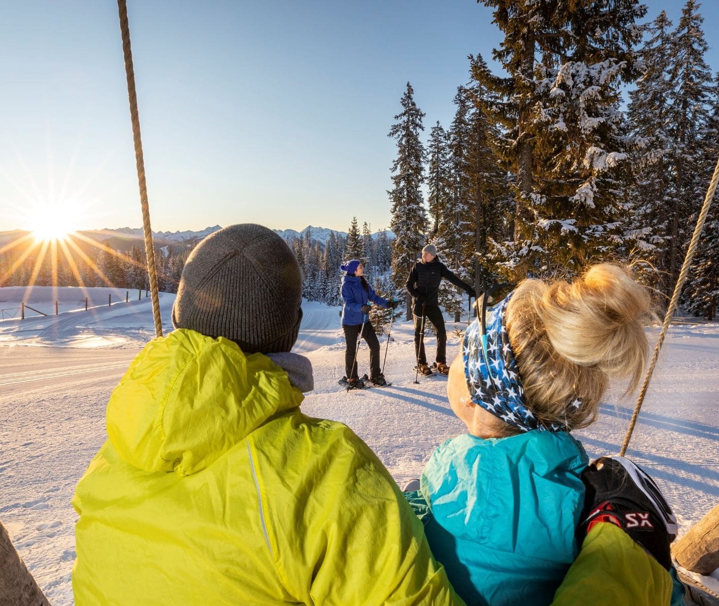 Kinder bauen einen Schneemann in der Winterlandschaft von Filzmoos © Christian Fischbacher/TVB Filzmoos
