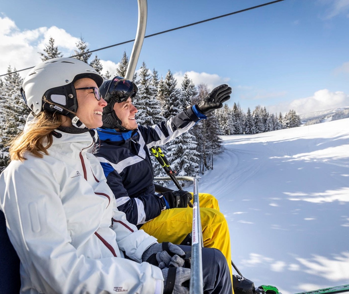Skifahrer im Sessellift genießen den Blick auf die verschneite Landschaft © Christian Fischbacher/TVB Filzmoos