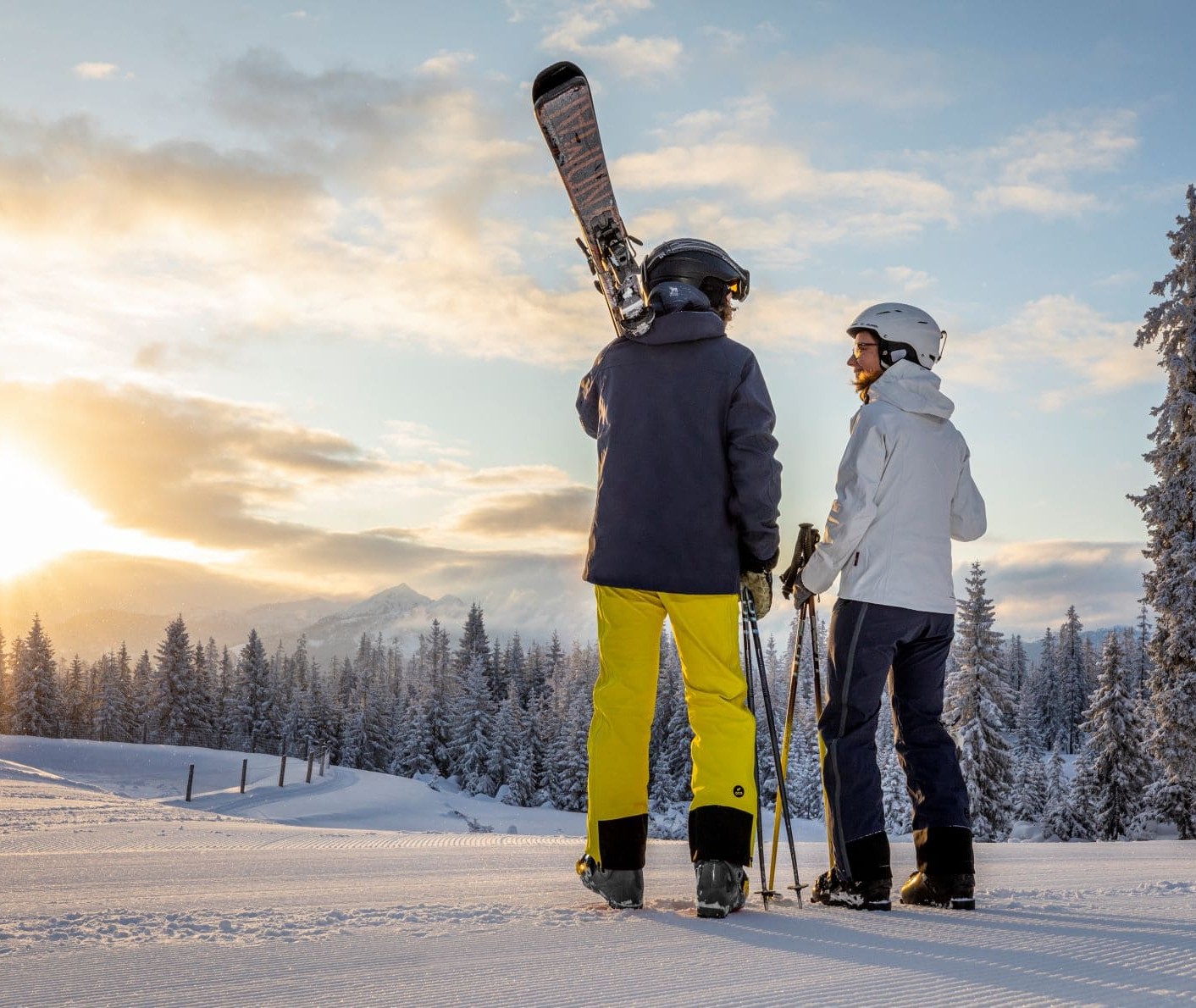 Skifahrer genießen die winterliche Aussicht vom Berggipfel © Christian Fischbacher/TVB Filzmoos