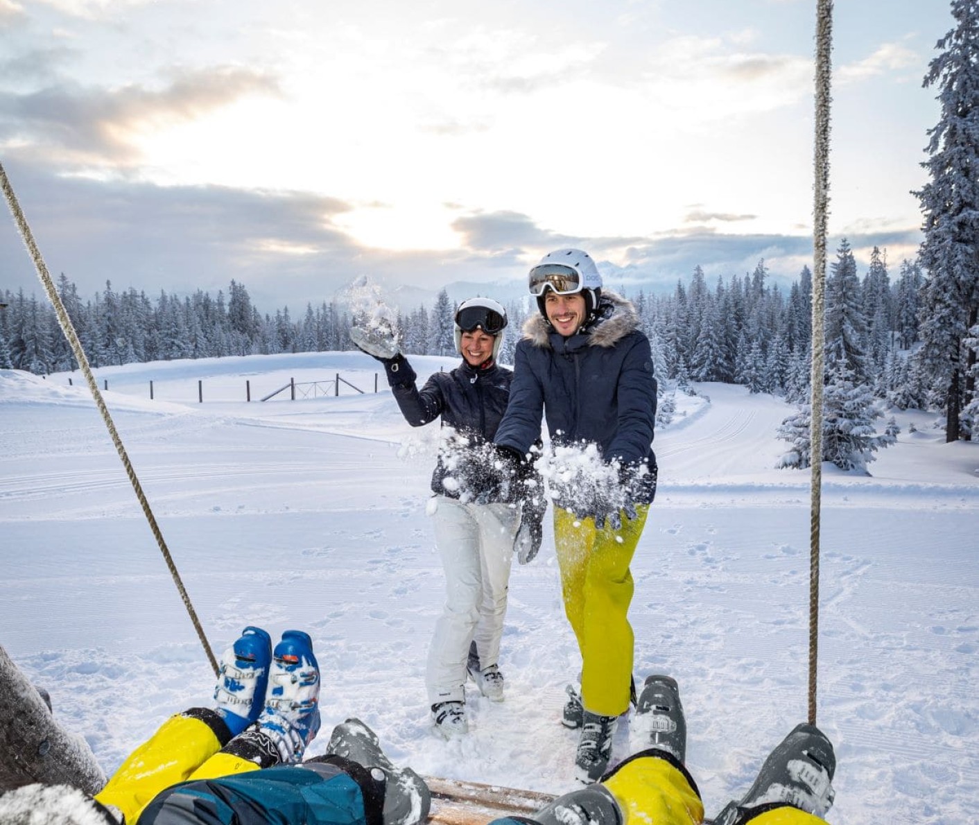 Skifahrer machen eine Pause und genießen den Panoramablick © Christian Fischbacher/TVB Filzmoos