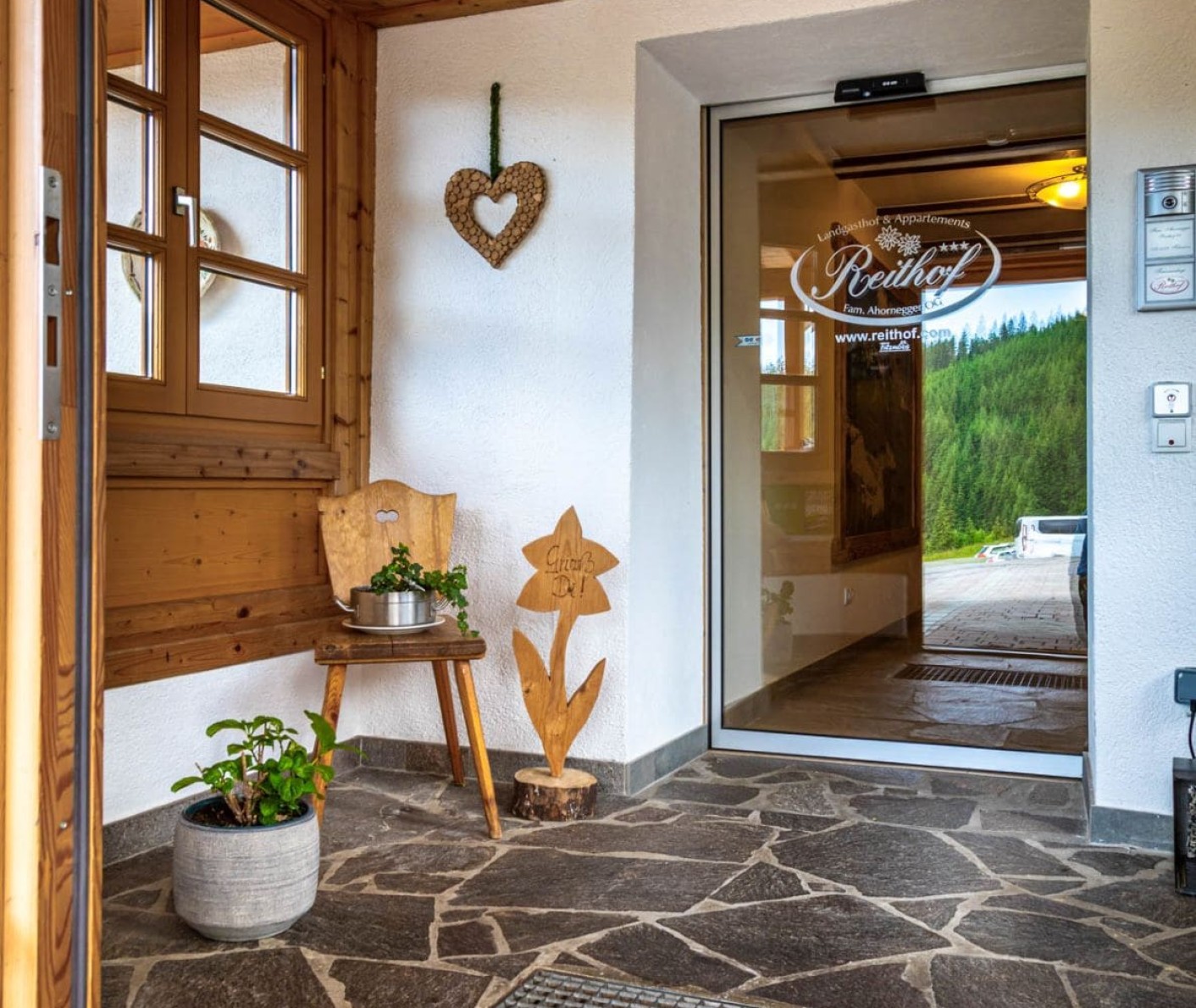 Der Weg zur Rezeption, einladend dekoriert © Bernd Suppan