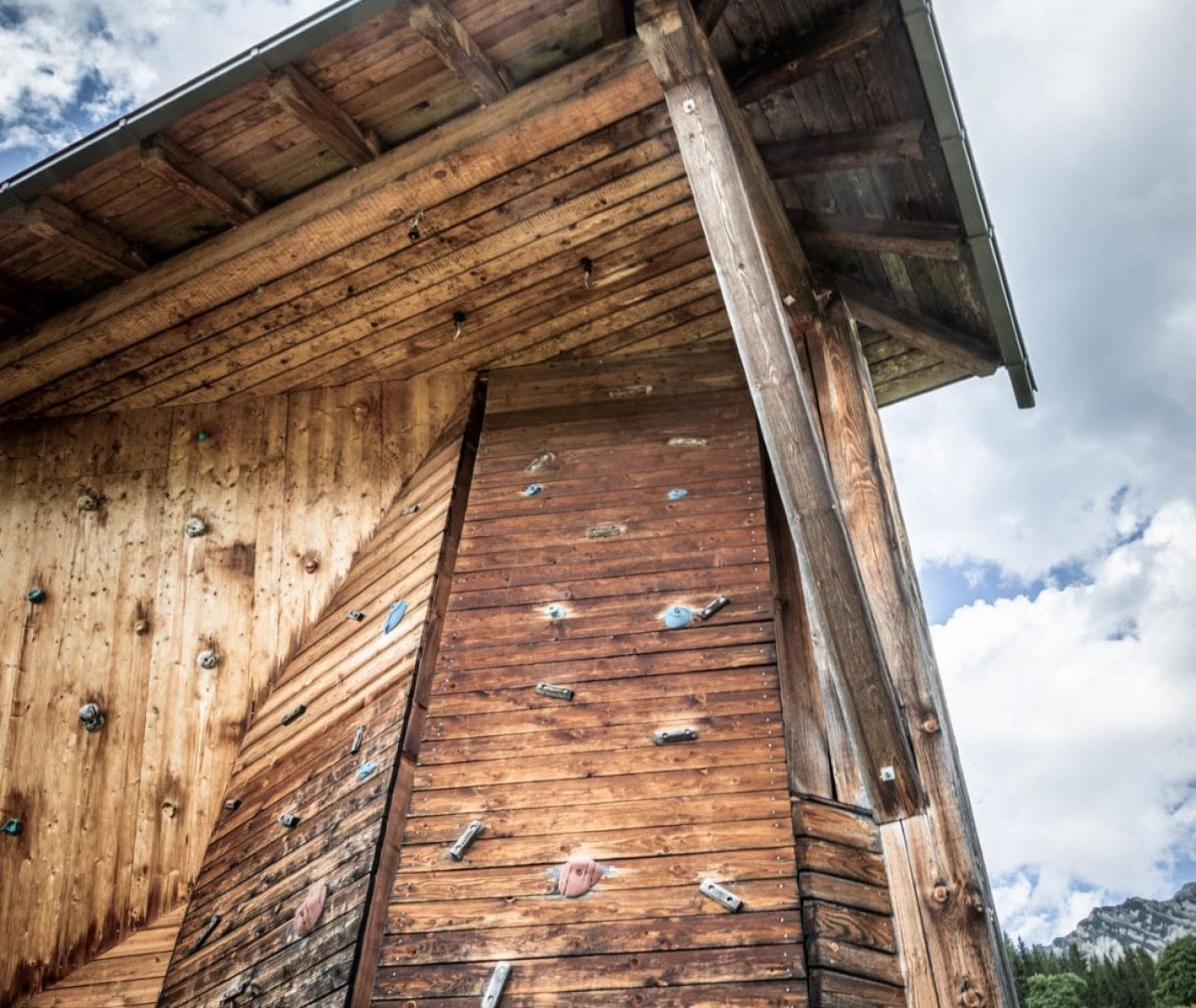 Die Kletterwand am hauseigenen Fun-Court © Bernd Suppan