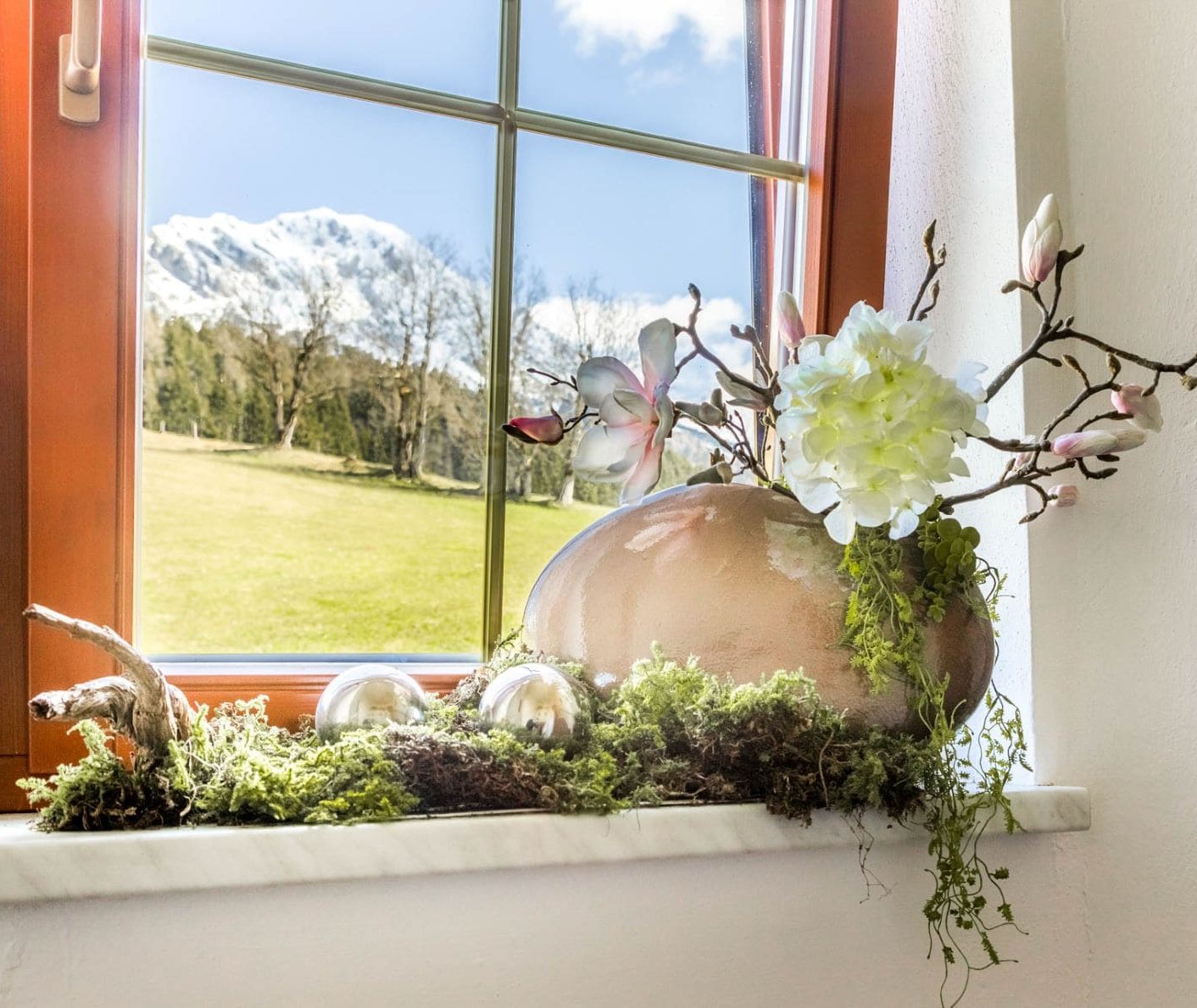 Blick durch ein Fenster auf die herrliche Bergwelt des Salzburger Land © Bernd Suppan