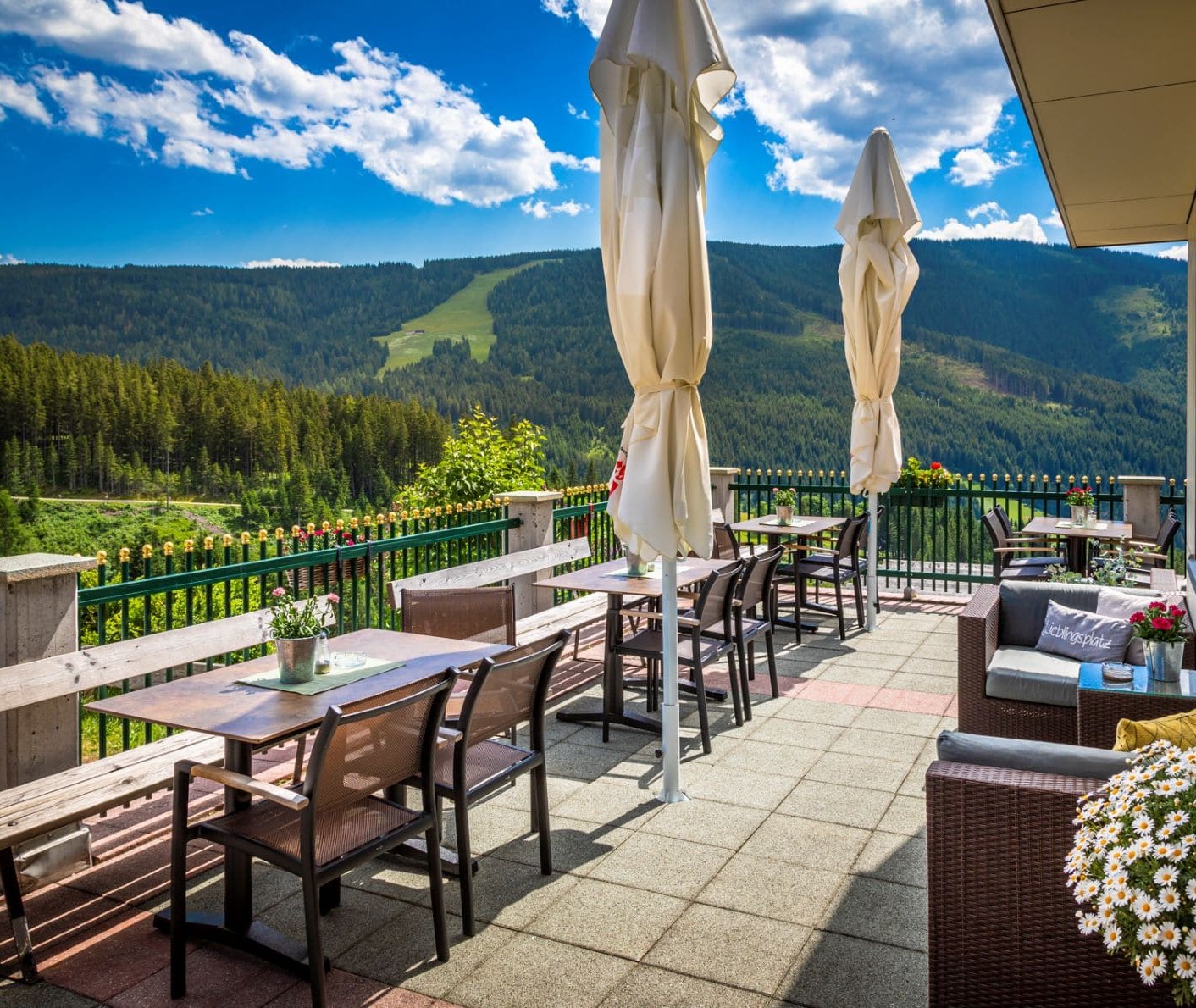 Unsere Terrasse mit wundervollem Ausblick auf Filzmoos & die Bergwelt © Bernd Suppan