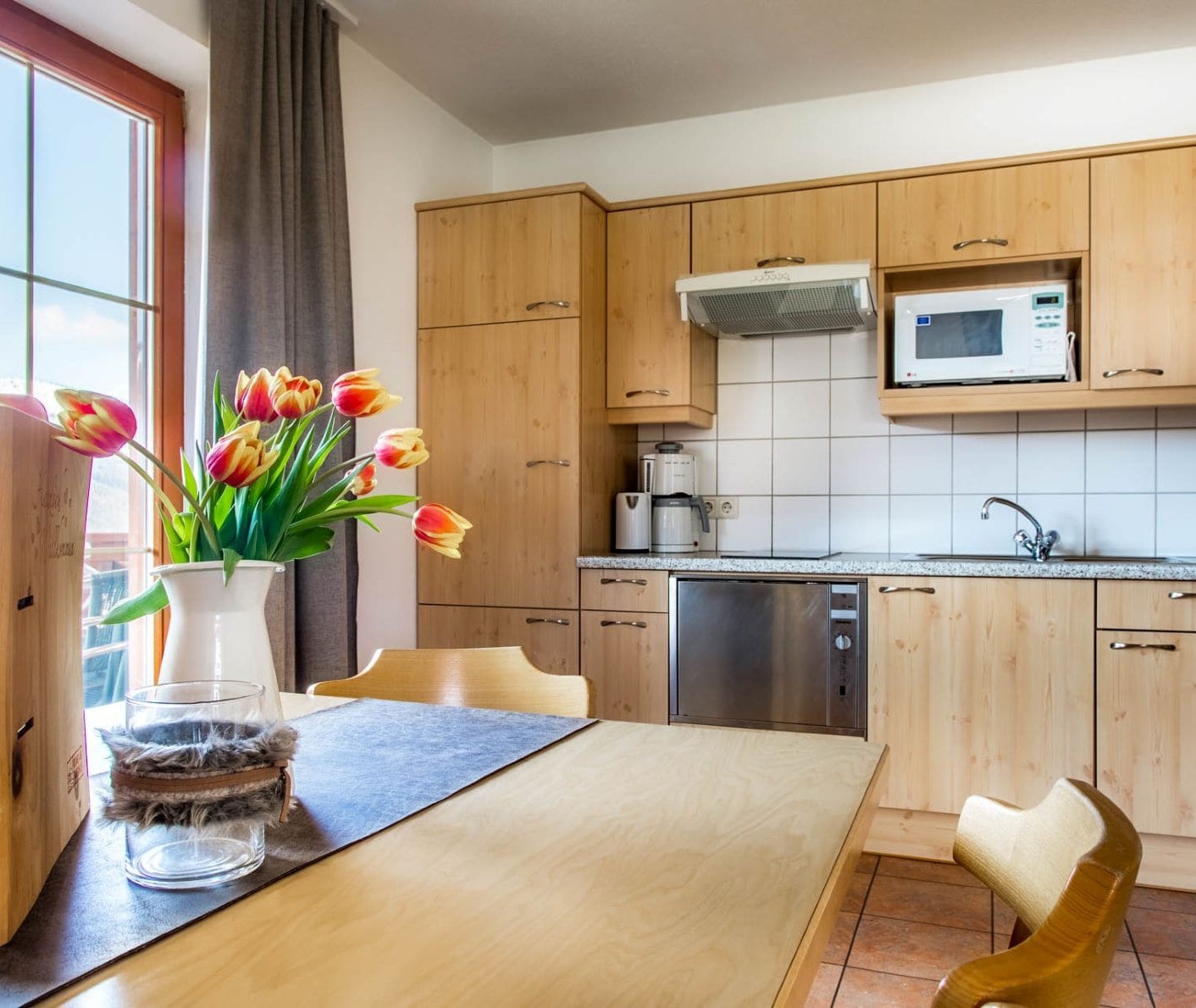 Küche und gemütlicher Essbereich in einem der Apartments des Reithof © Bernd Suppan