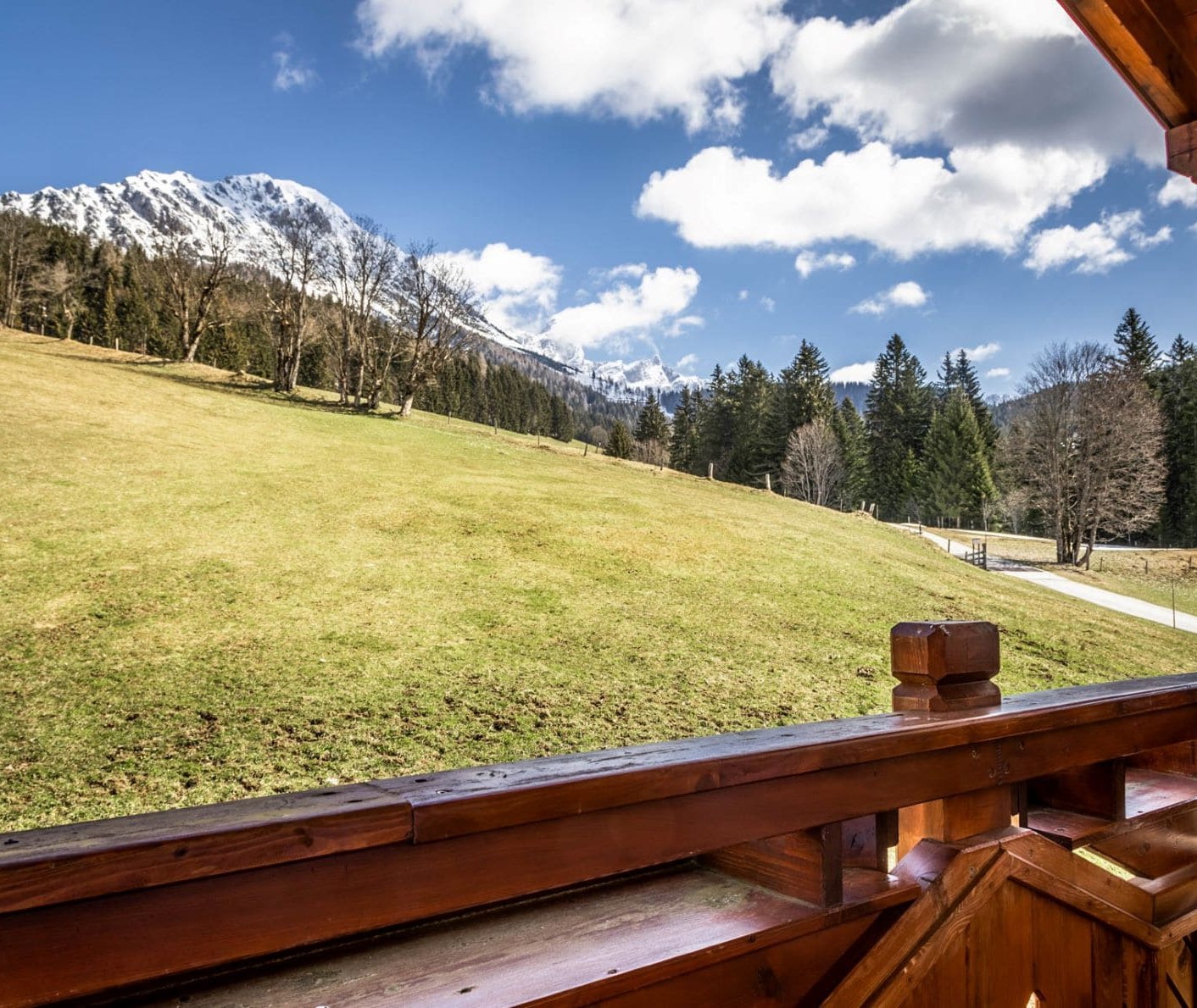 Blick vom Balkon eines Apartments auf die umliegende Berglandschaft © Bernd Suppan