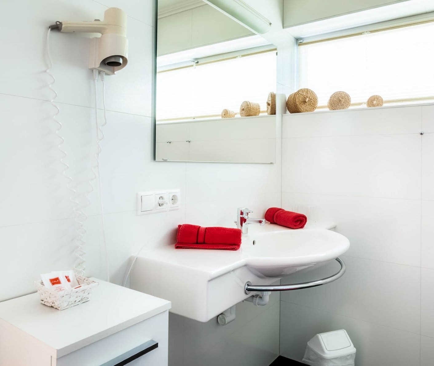 Helles Badezimmer mit Waschbecken und Spiegel © Bernd Suppan