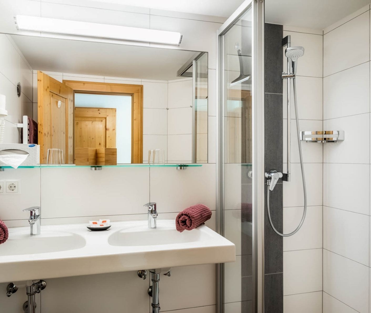 Geräumiges Badezimmer mit Dusche © Bernd Suppan