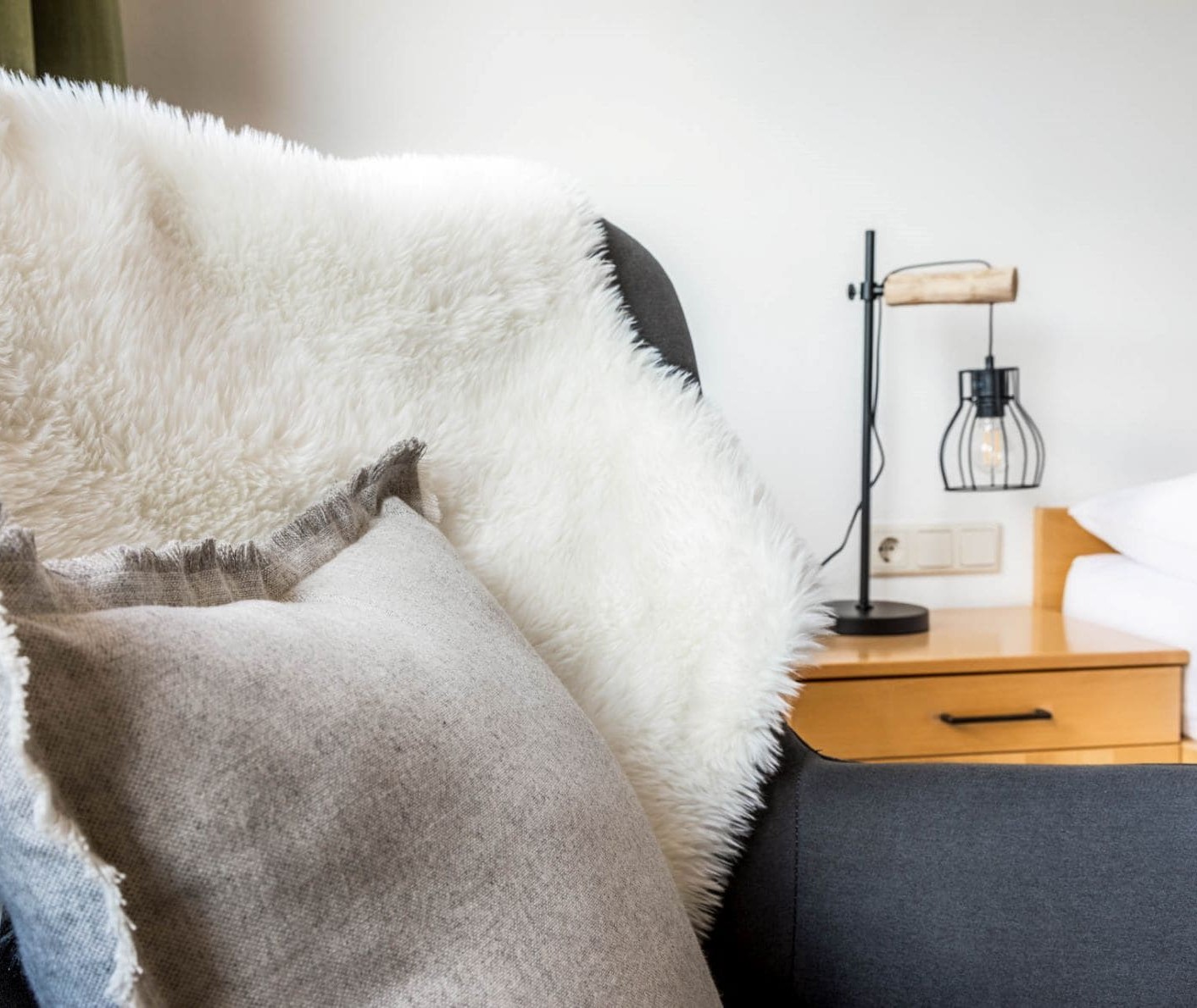 Gemütliches Schlafzimmer mit flauschigen Kissen und warmen Decken © Bernd Suppan