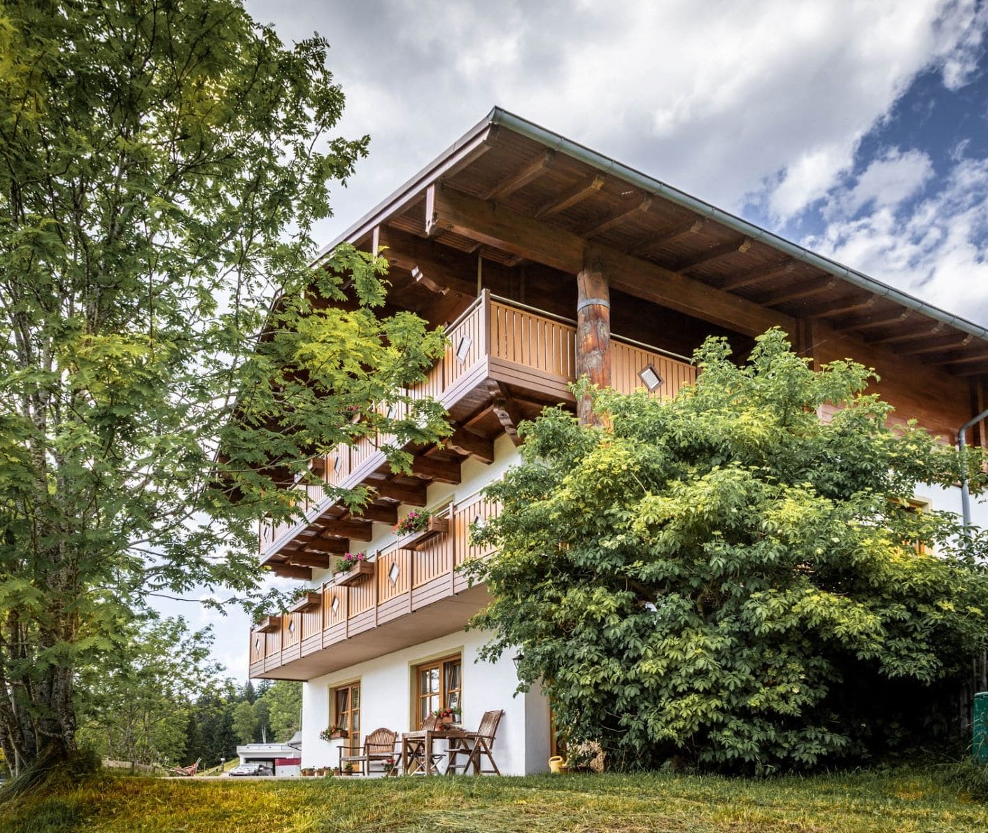 Außenansicht des Landhauses im Sommer, umgeben von grüner Natur © Bernd Suppan