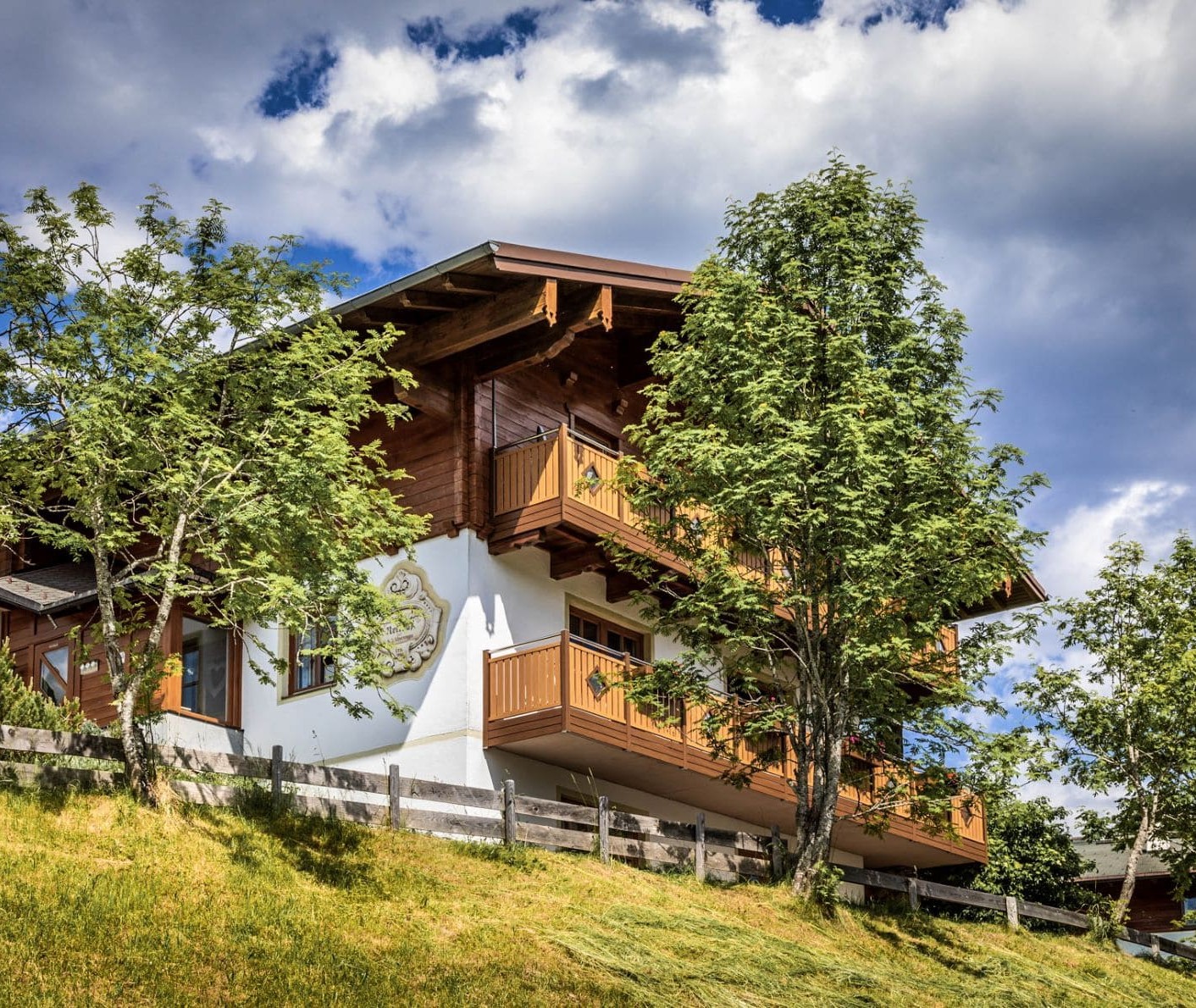 Unser Appartementhaus im Sommer © Bernd Suppan