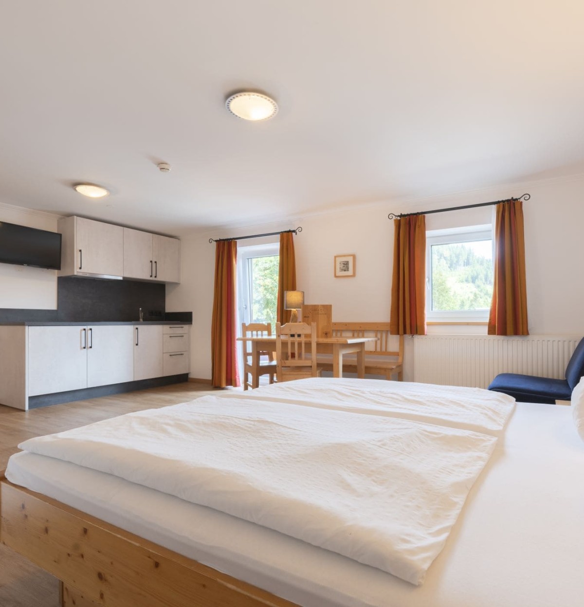 Doppelbett, Küchenzeile, Sitzecke und Balkon © Matthias Fritzenwallner