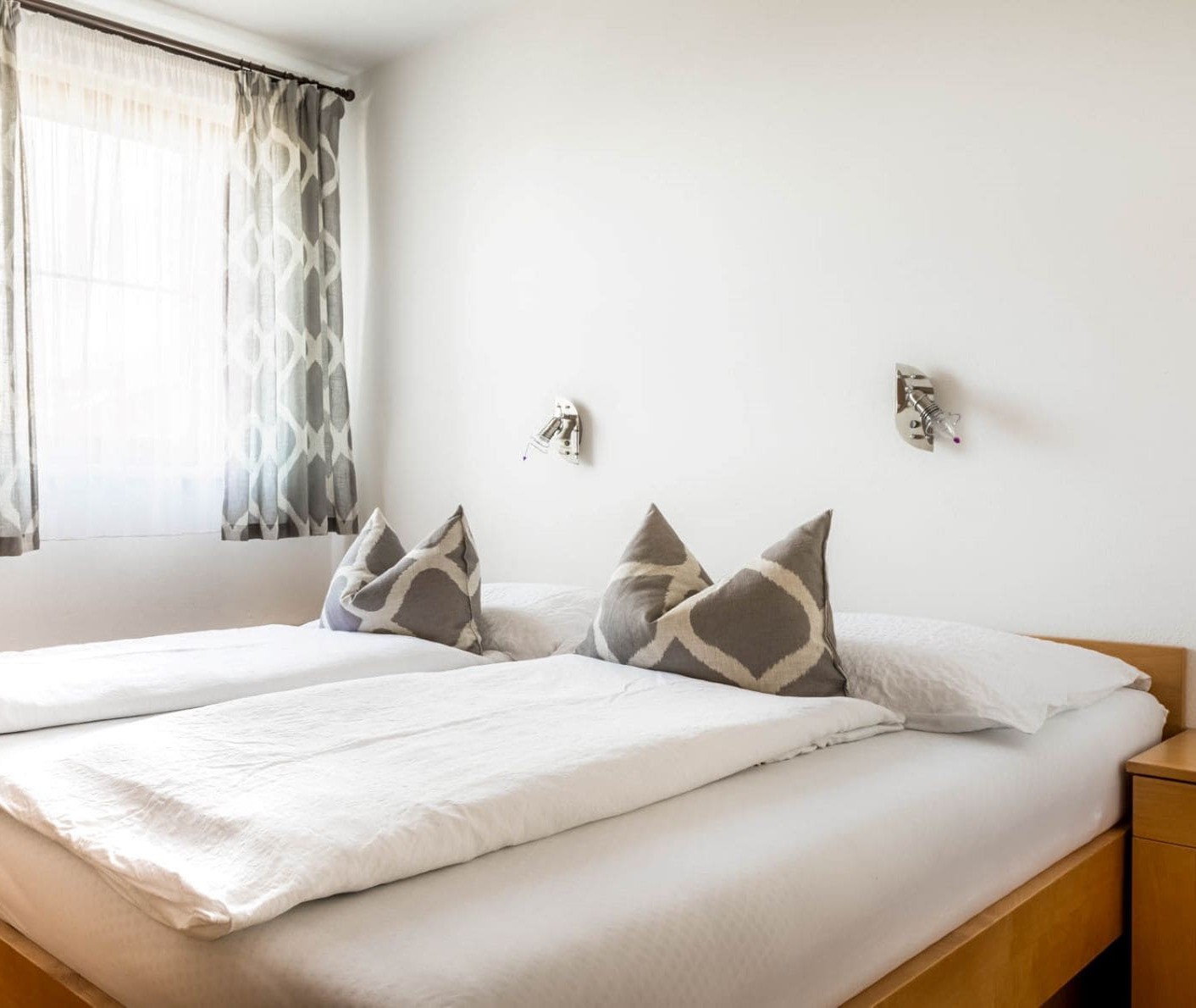 Helles Schlafzimmer mit großen Fenstern und schöner Aussicht © Bernd Suppan