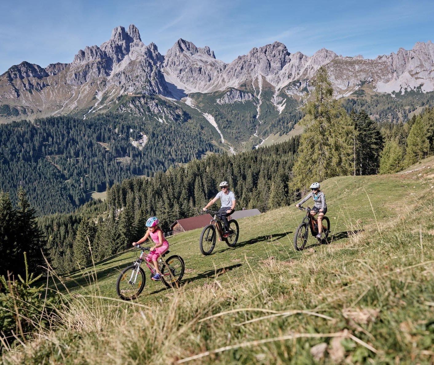 Familie beim Radfahren in den Filzmooser Bergen © Matthias Fritzenwallner