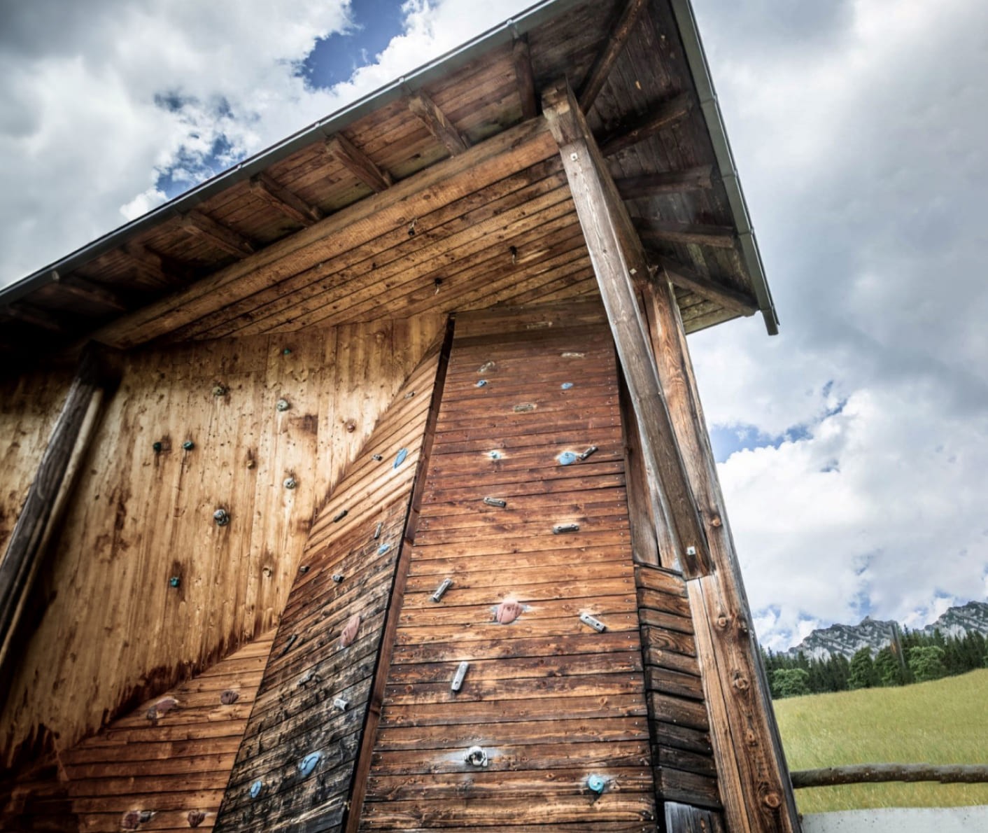 Holzkletterwand im Freien am Reithof Funcourt © Bernd Suppan