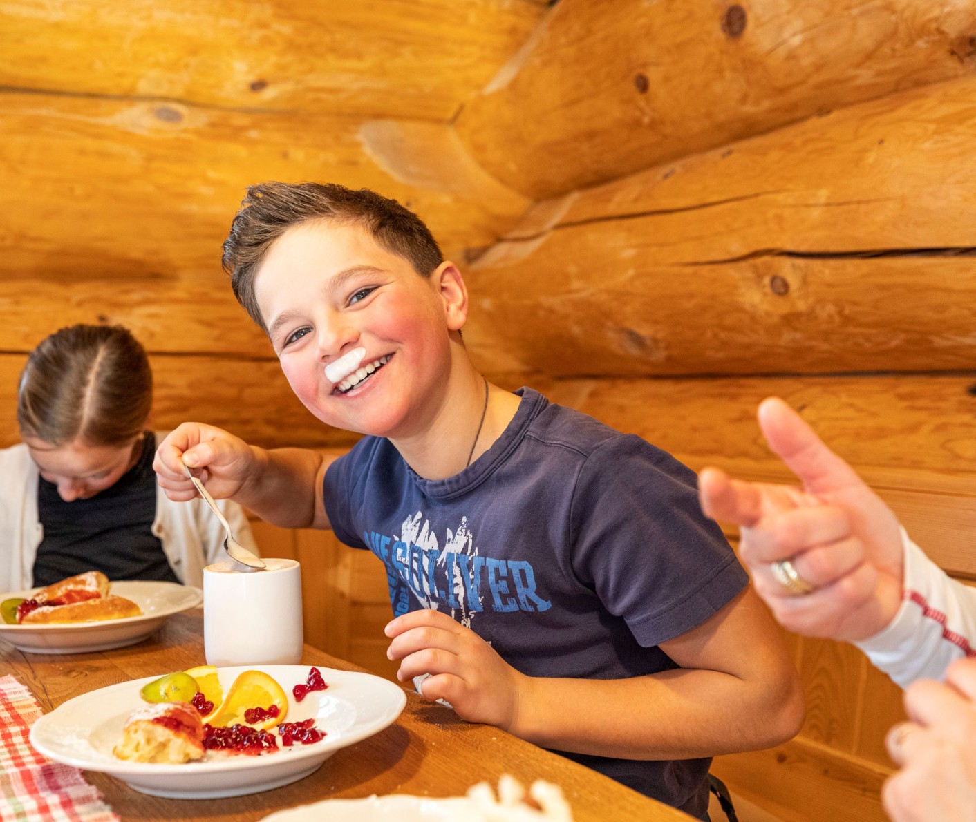 Junge mit Milchschaumbart bei der Einkehr in einer Skihütte © Christian Fischbacher/TVB Filzmoos