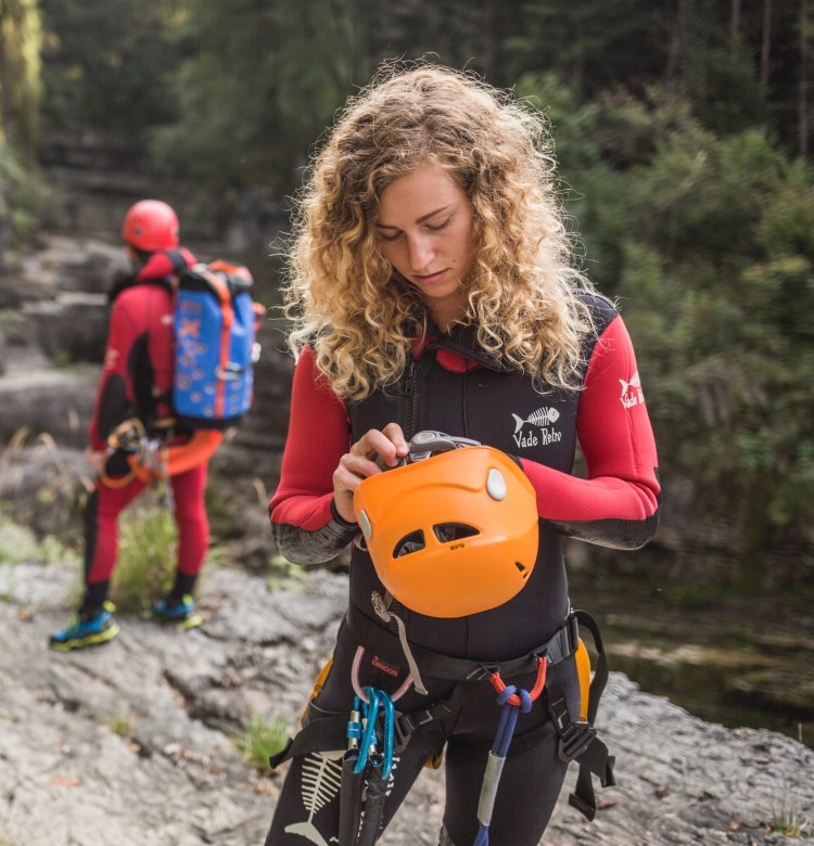 Kletterin bei der Vorbereitung für den Klettersteig © SalzburgerLand Tourismus