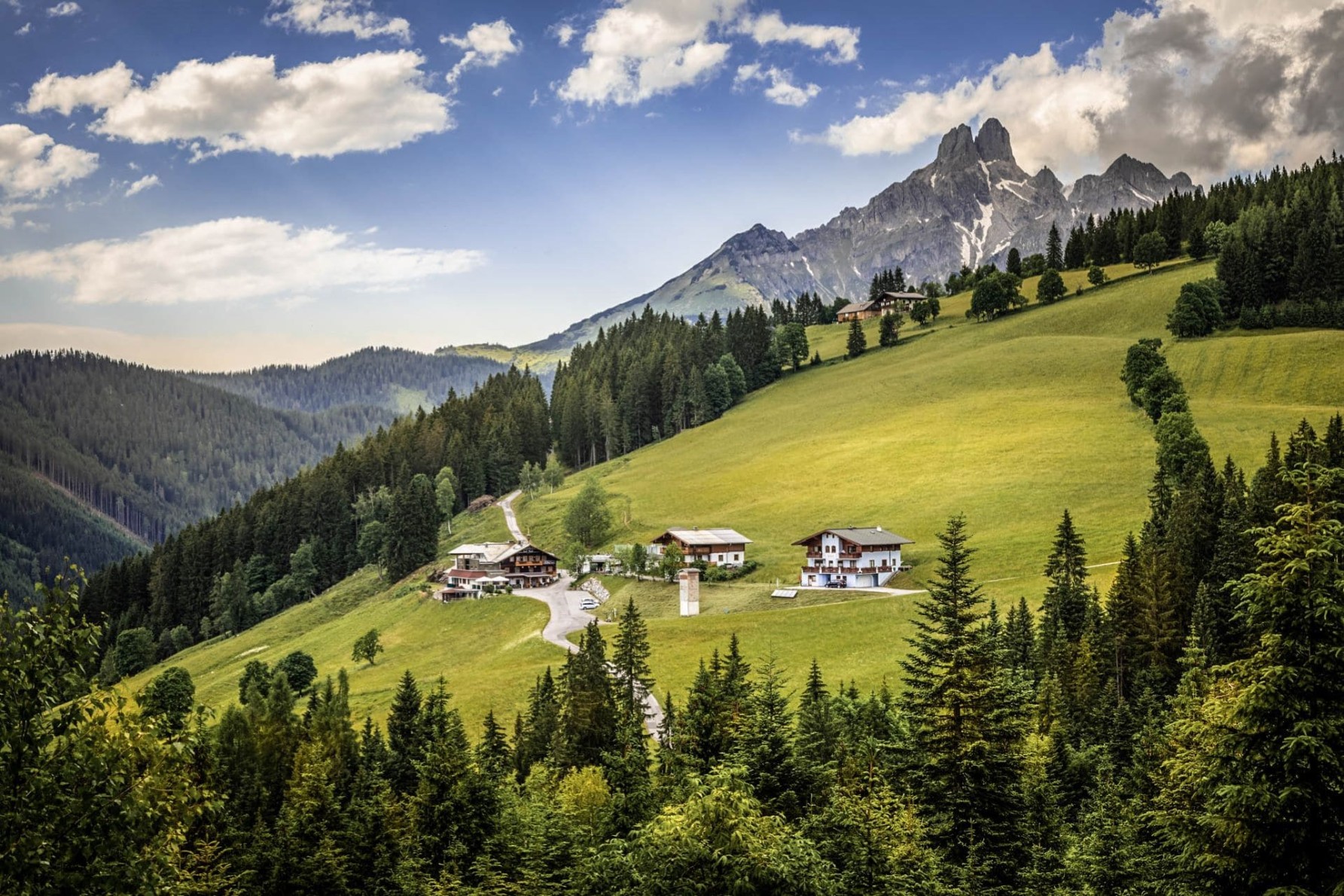 Restaurant Reithof mit traumhafter Panorama-Aussicht auf die Bergwelt in Filzmoos © Bernd Suppan