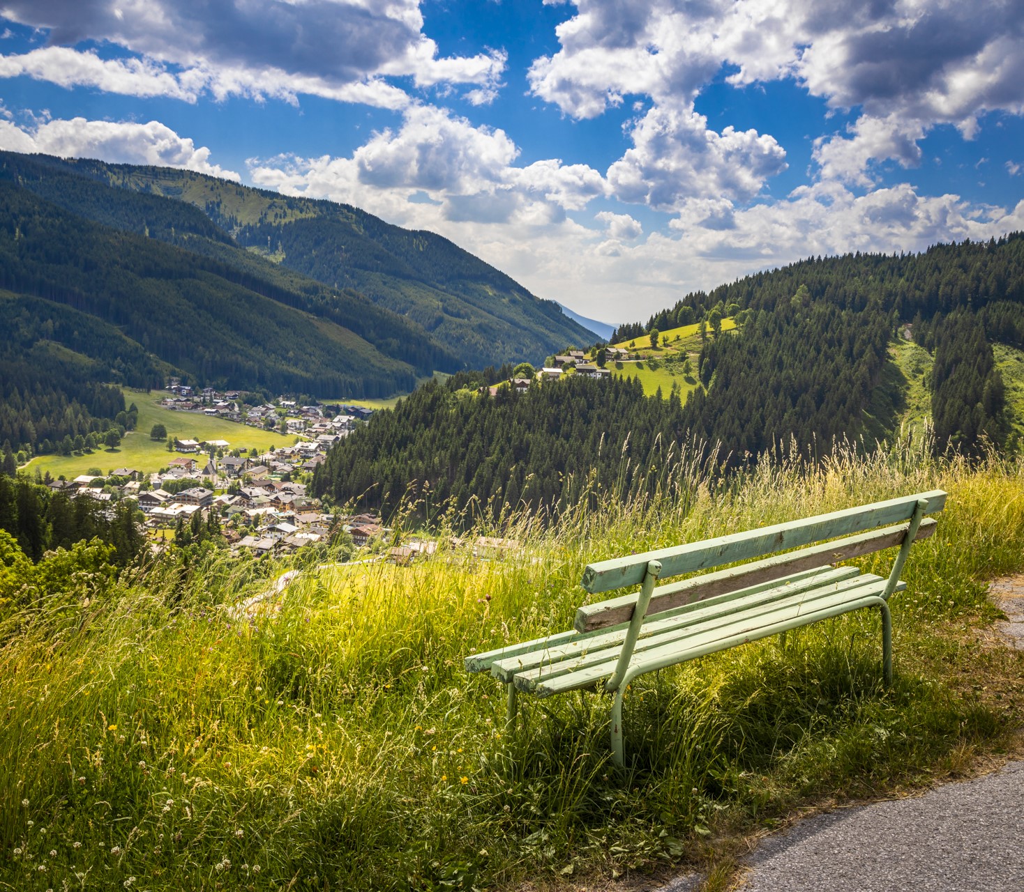 Sommerliche Landschaft in Filzmoos mit grünen Wiesen und bewaldeten Hügeln © Bernd Suppan