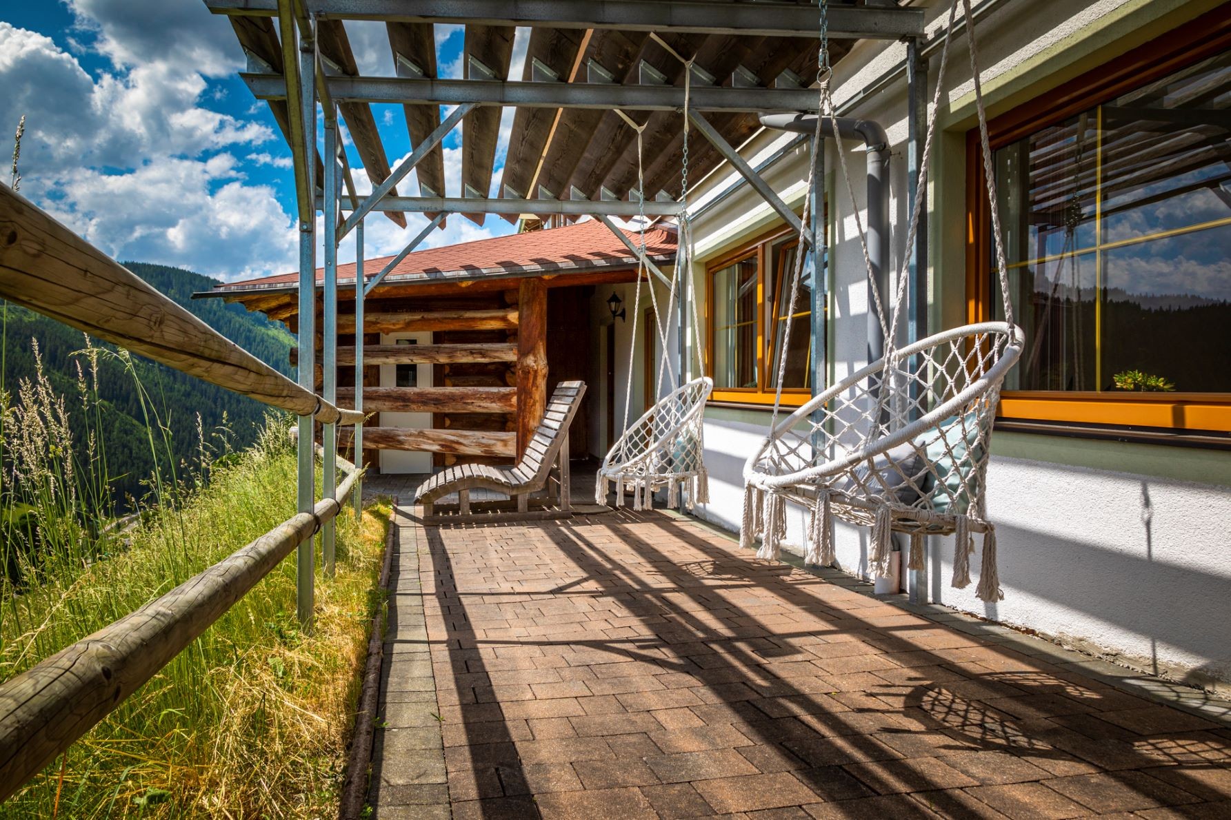 Sonnenterrasse mit gemütlichen Sitzgelegenheiten und herrlichem Blick auf die umliegenden Berge © Bernd Suppan