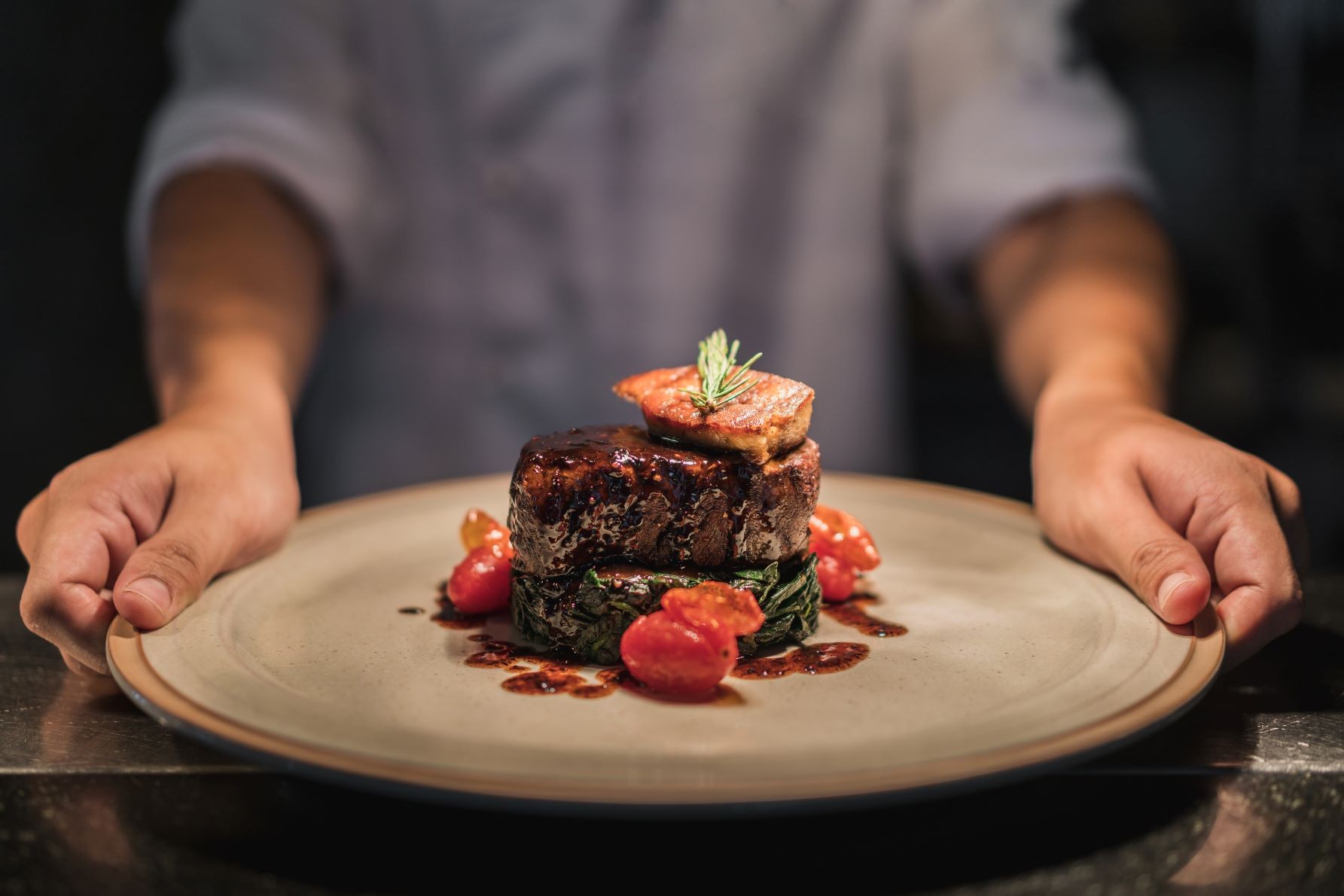 Teller mit köstlichem Gericht und Fleisch auf eigener Landwirtschaft © Shutterstock