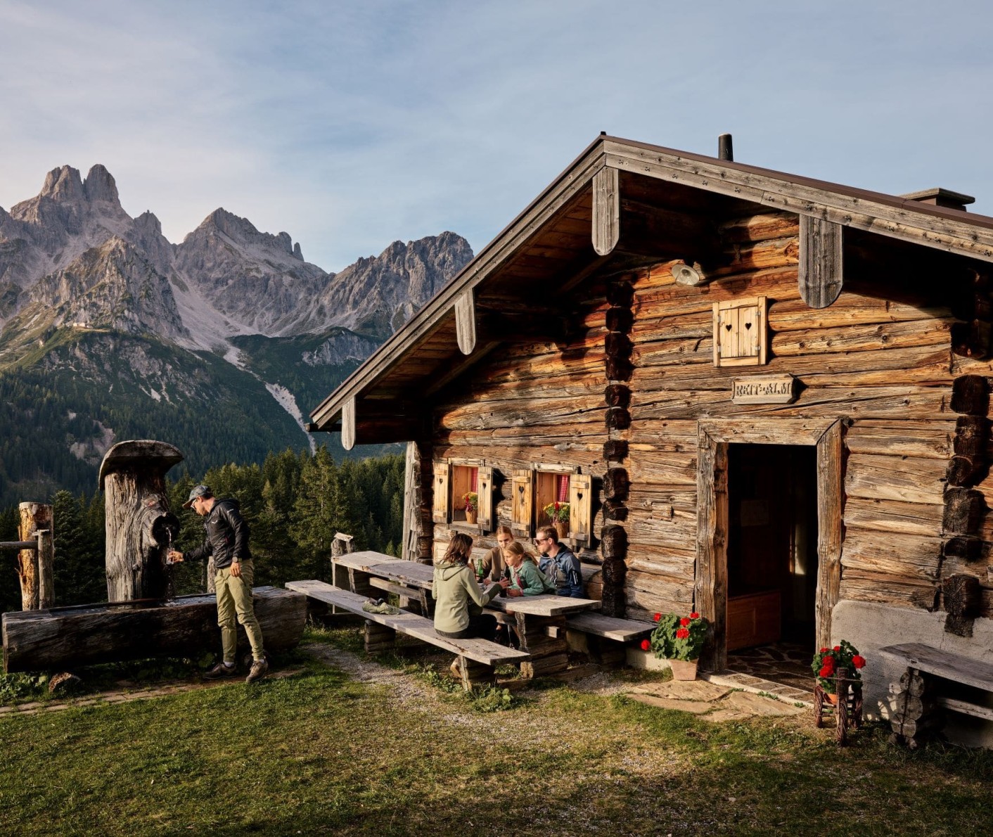 Hütte in den Filzmooser Bergen mit Gästen © Matthias Fritzenwallner