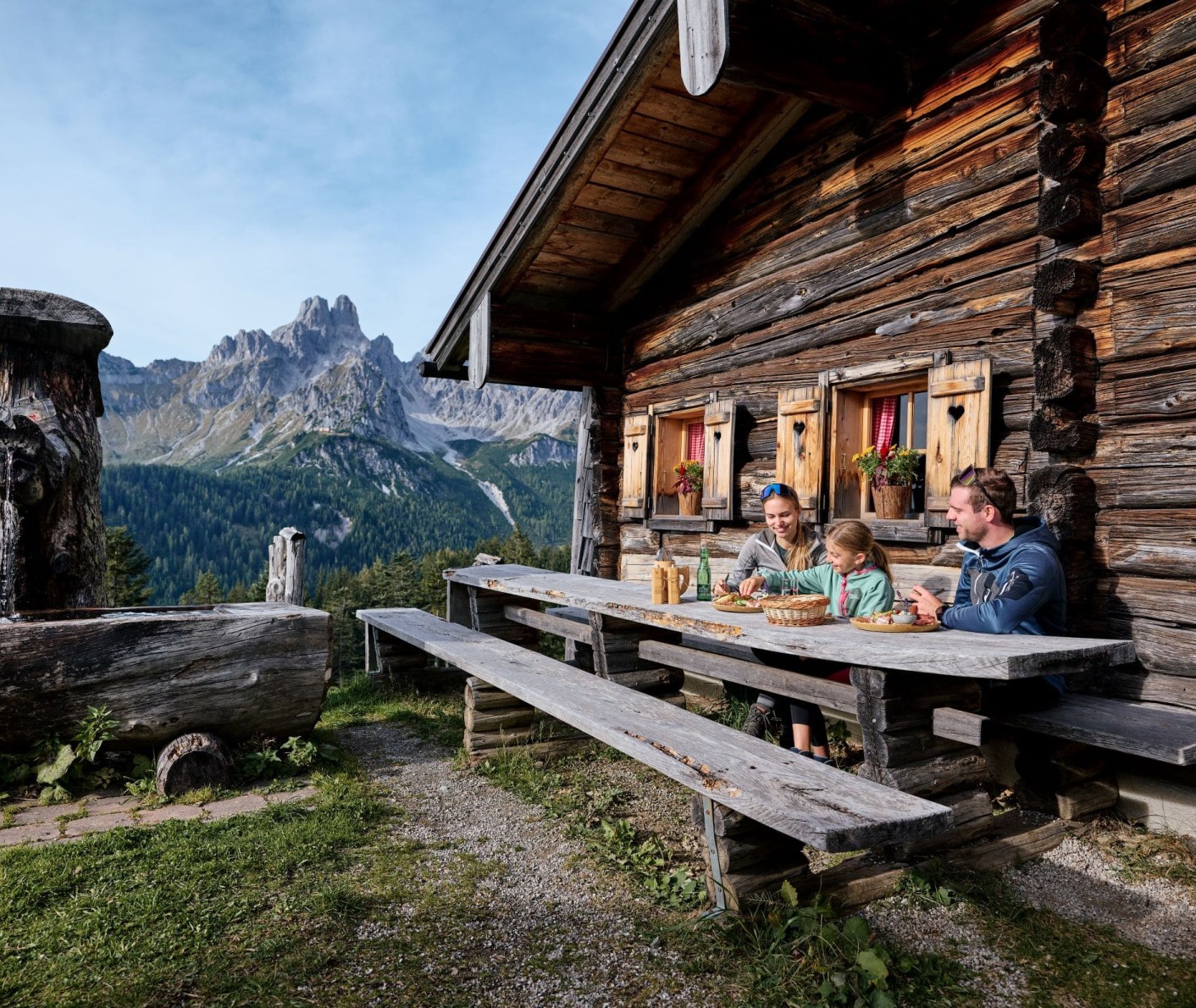 Familie auf einer Alm in den Bergen von Filzmoos © Matthias Fritzenwallner