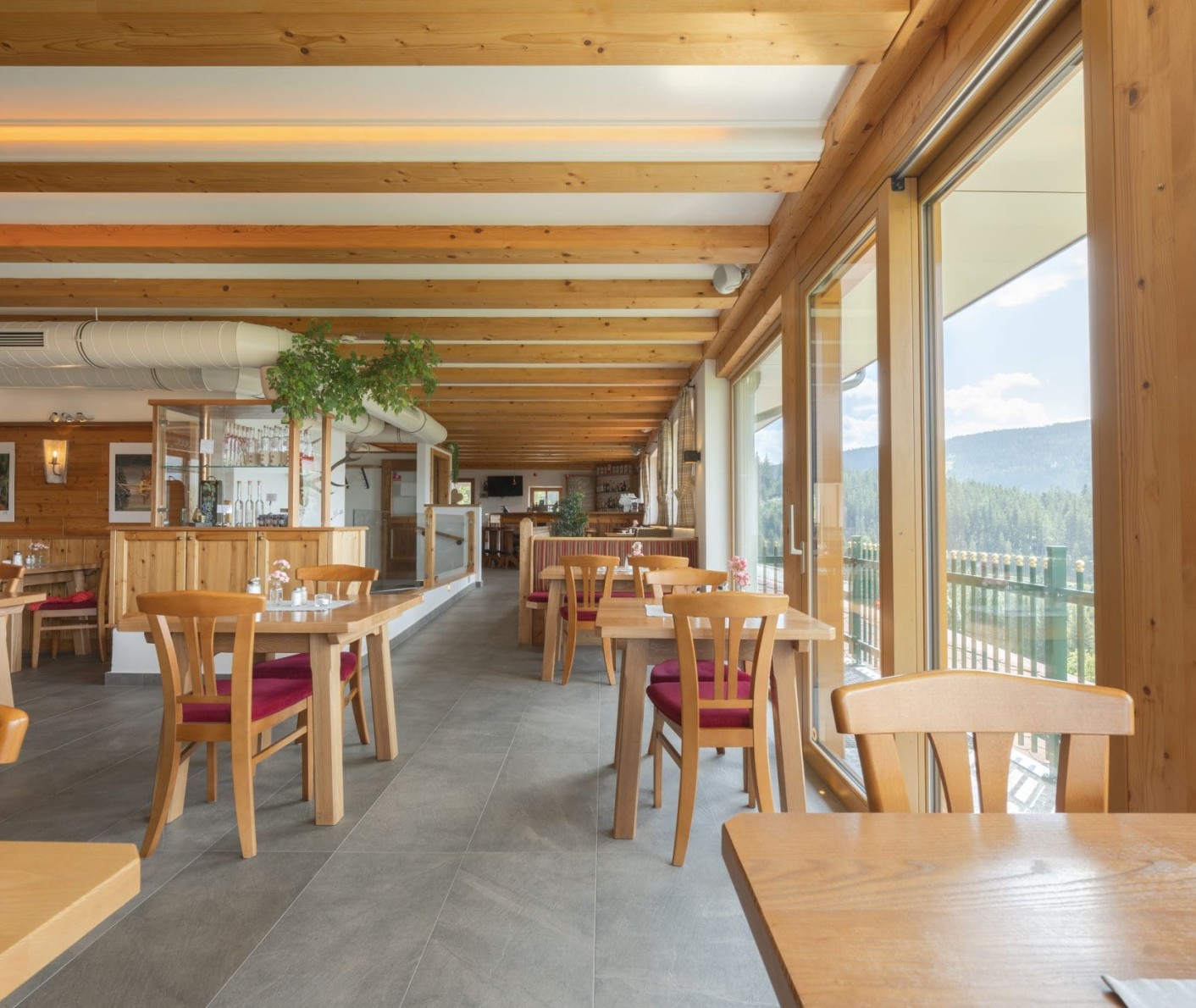 Innenansicht des Restaurants Reithof mit gemütlichem Ambiente © Matthias Fritzenwallner