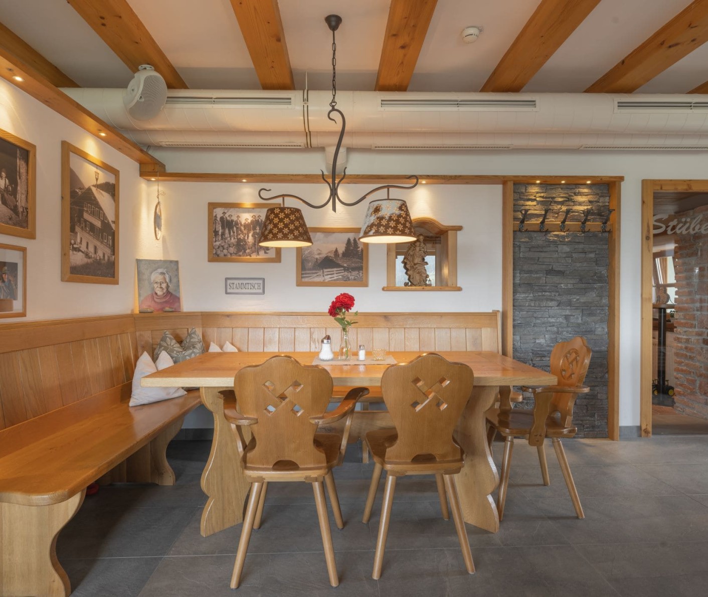 Stüberl im Restaurant Reithof mit schön gestalteter Einrichtung © Matthias Fritzenwallner