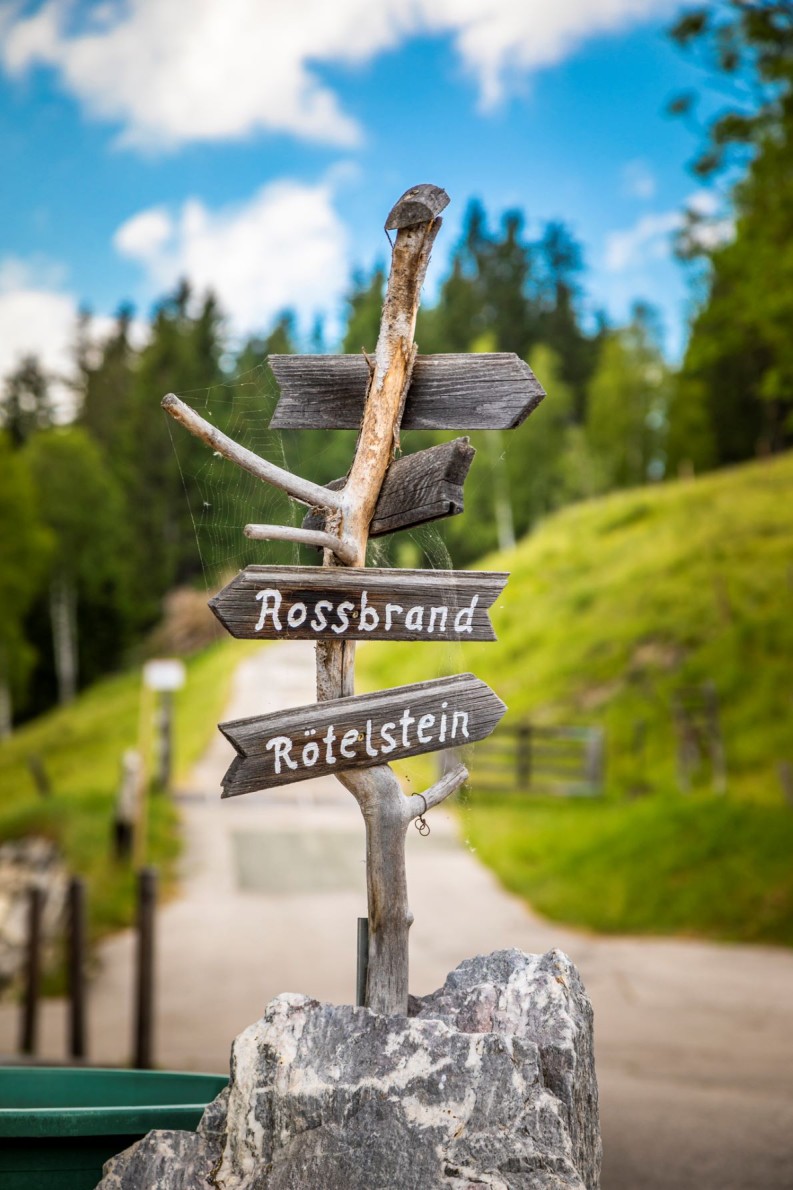 Wegweiser zum Rötelstein © Bernd Suppan