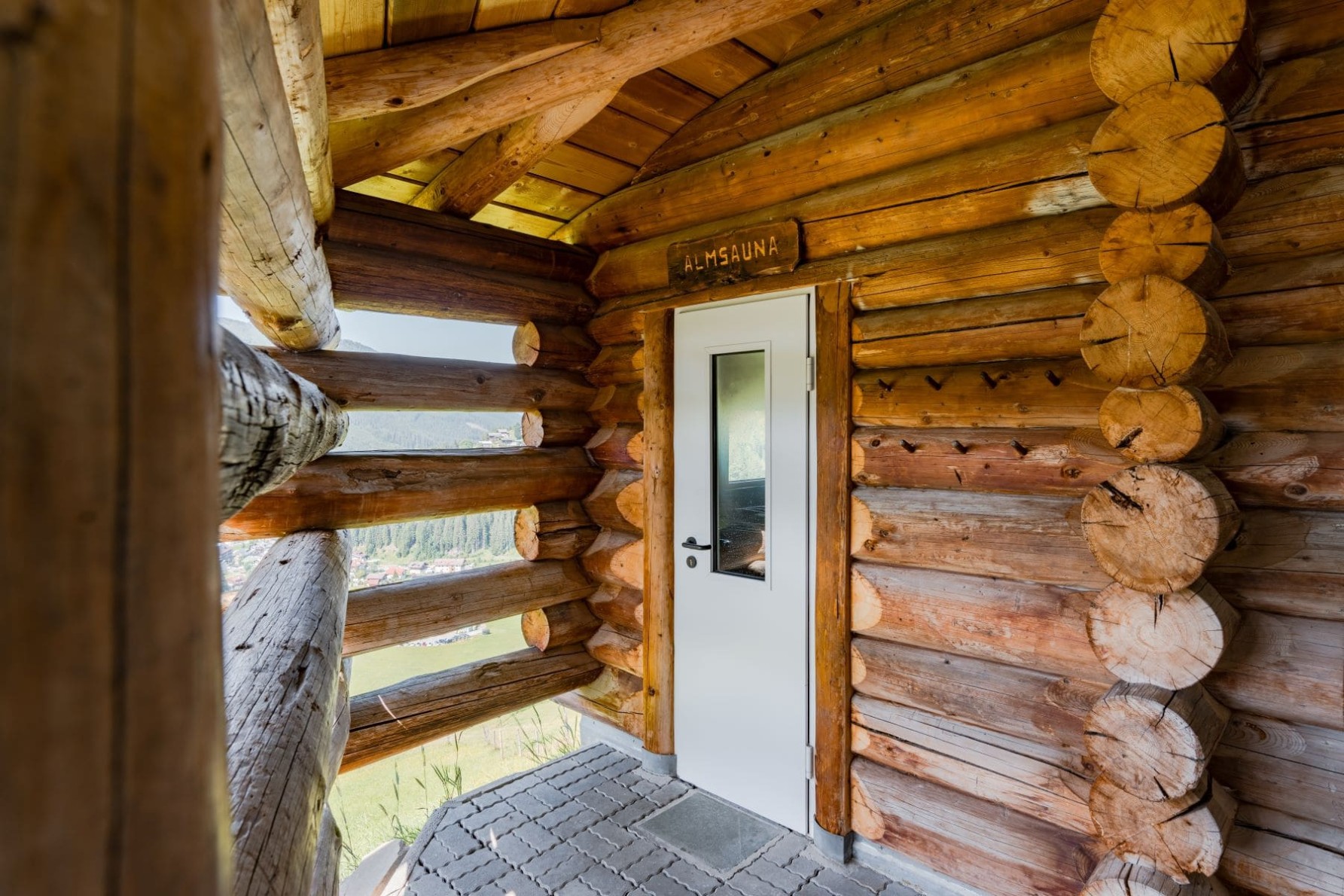 Entspannungsbereich im Wellnessbereich mit gemütlichen Liegen und angenehmer Beleuchtung. © Matthias Fritzenwallner