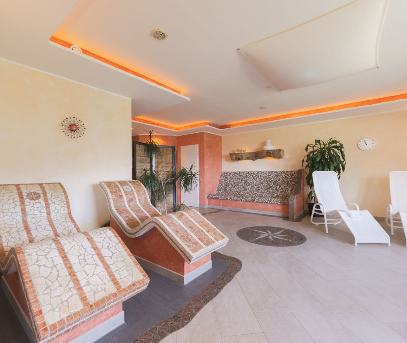 Ruheraum mit Wärmeliegen im Reithof in Filzmoos © Matthias Fritzenwallner