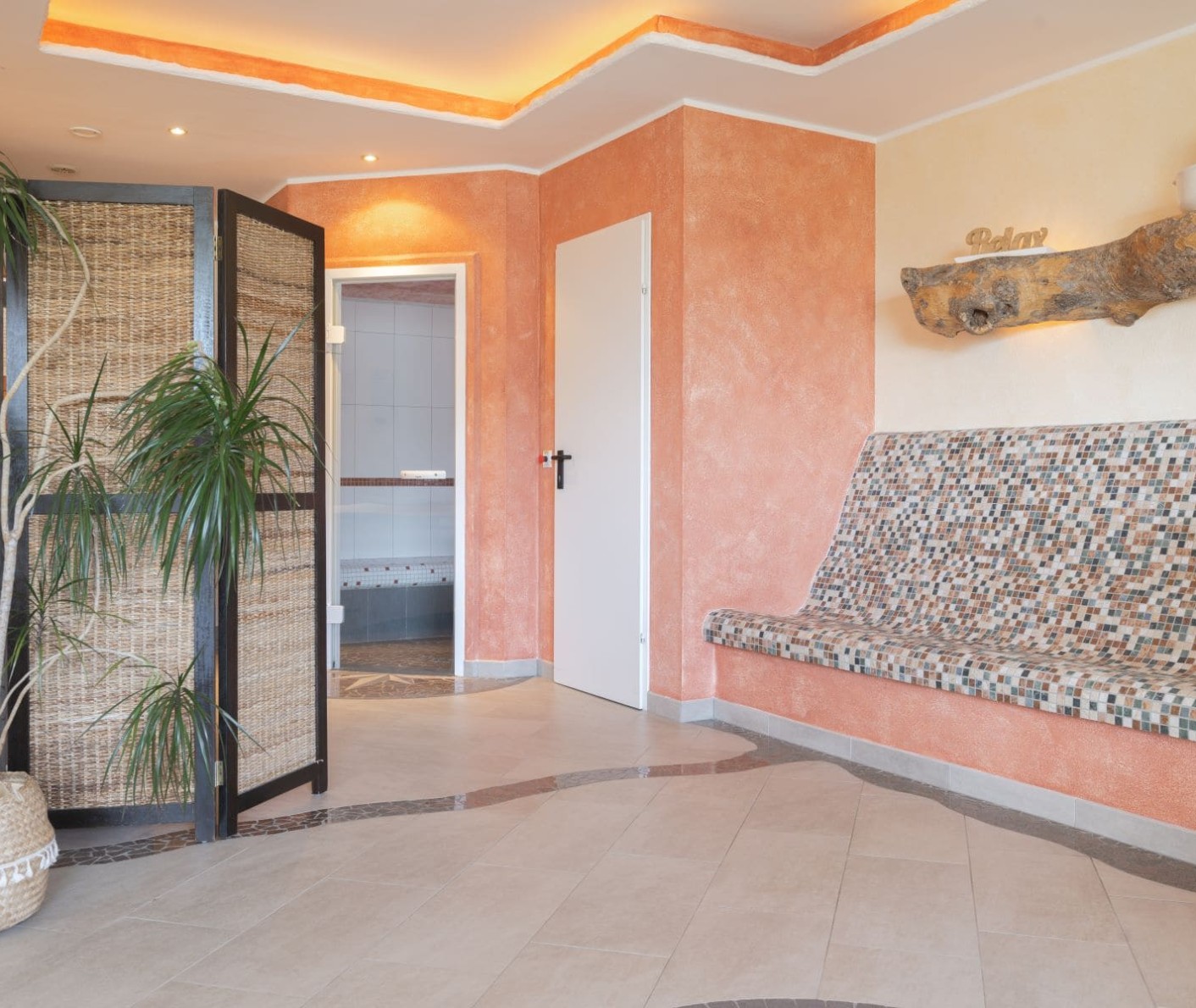 Wellnessbereich des Reithofs in Filzmoos mit Sitzbank © Matthias Fritzenwallner