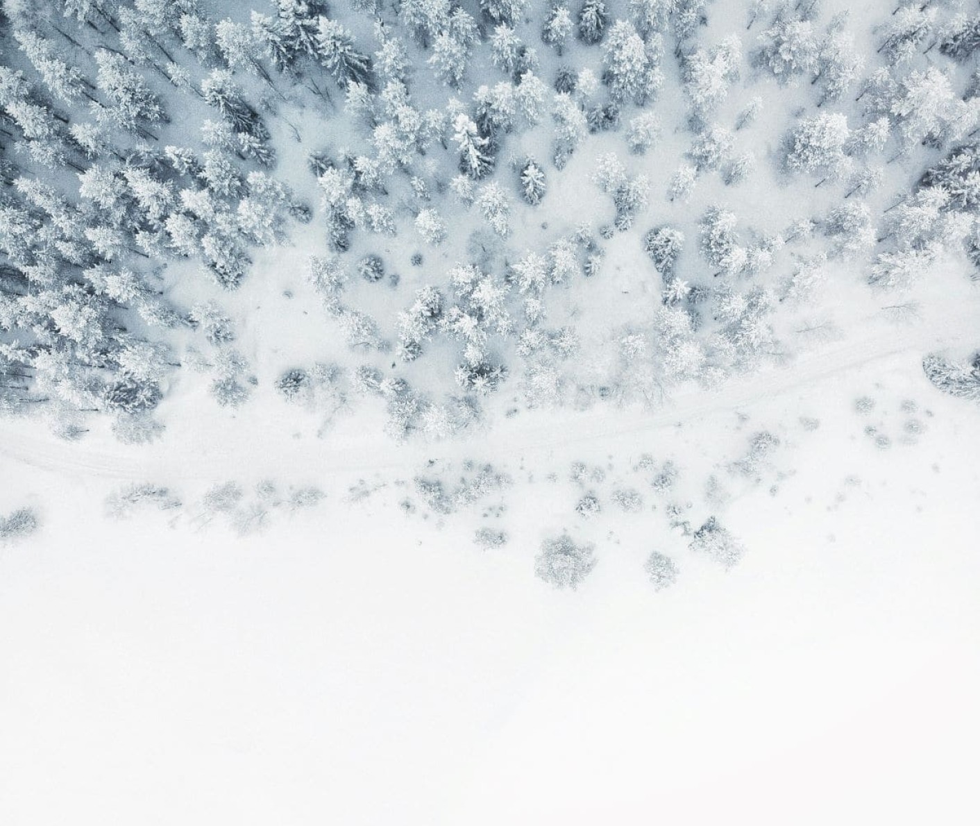 Berglandschaft im Winter © Gabriel Alenius auf Unsplash