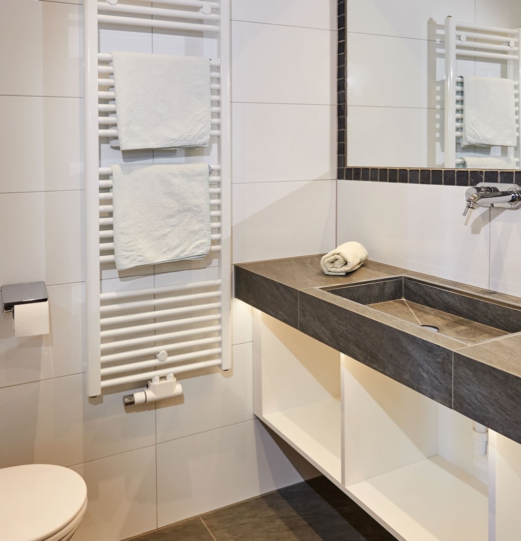 Badezimmer mit Handtuchwärmer