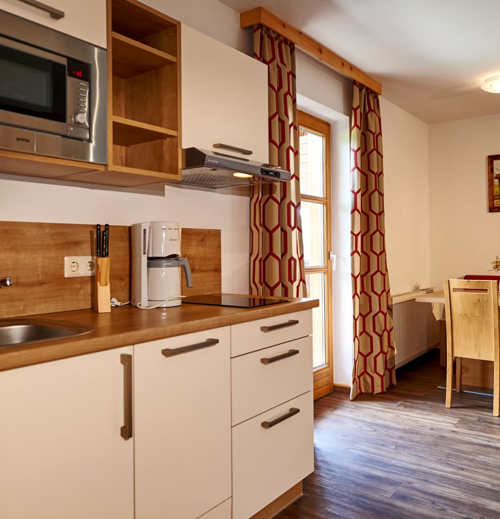 Küchenzeile mit Mikrowelle