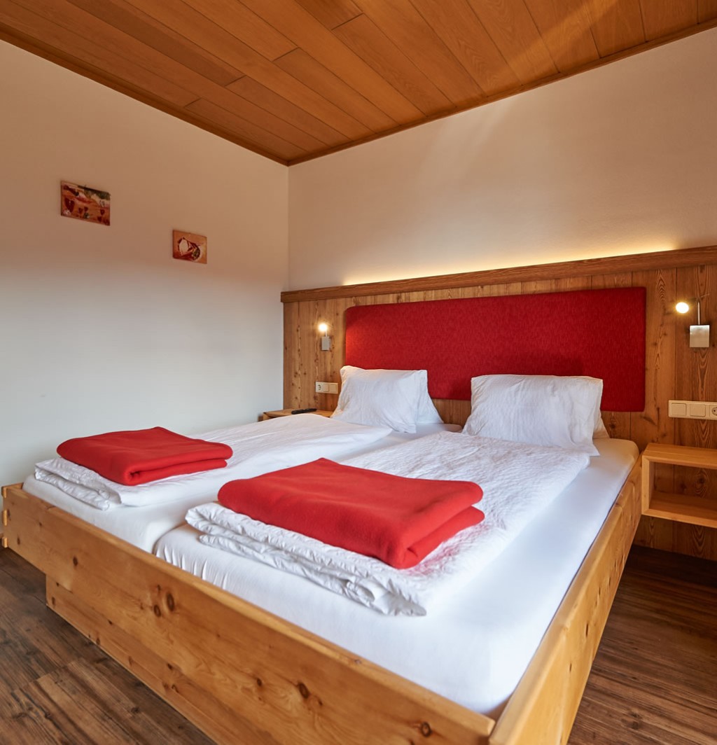 Schlafzimmer mit hochwertigem Doppelbett