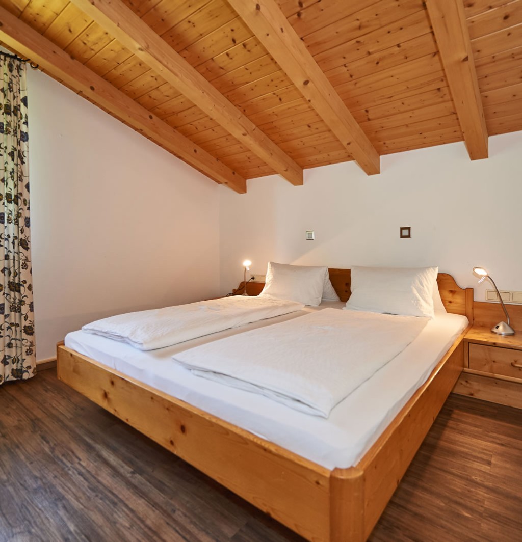 Schlafzimmer mit Mansarde und hochwertigem Doppelbettq