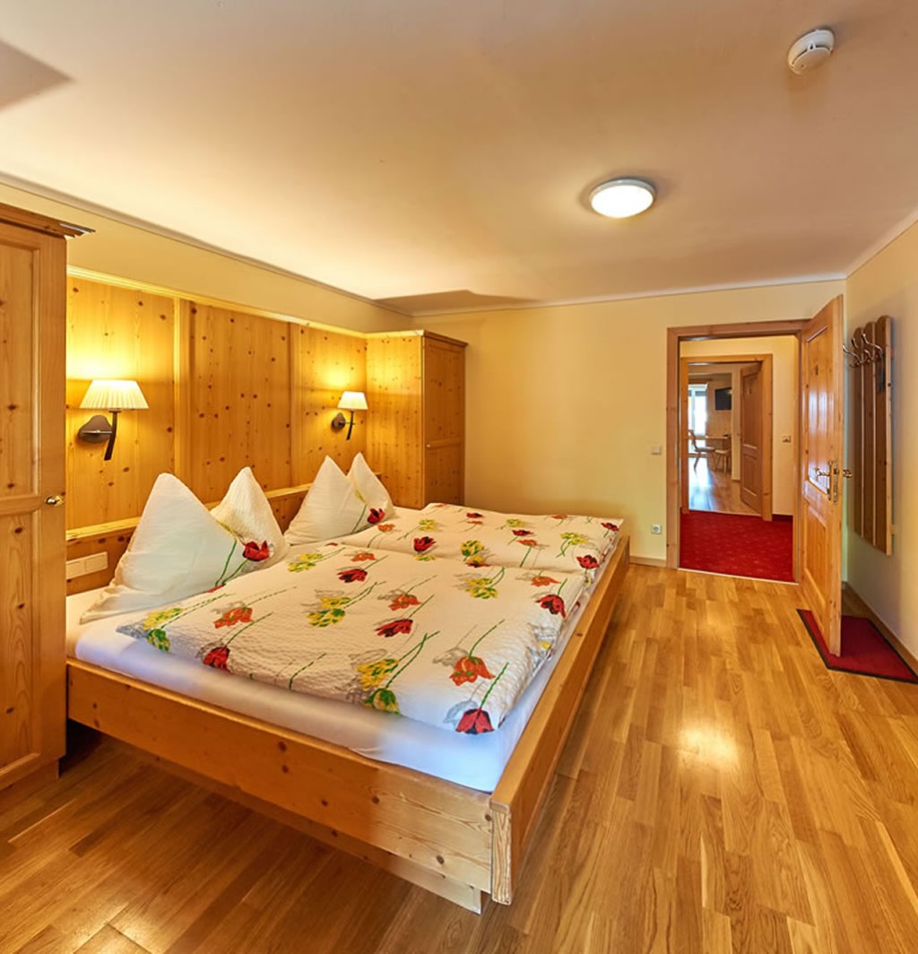 Familienzimmer mit komfortablem Doppelbett