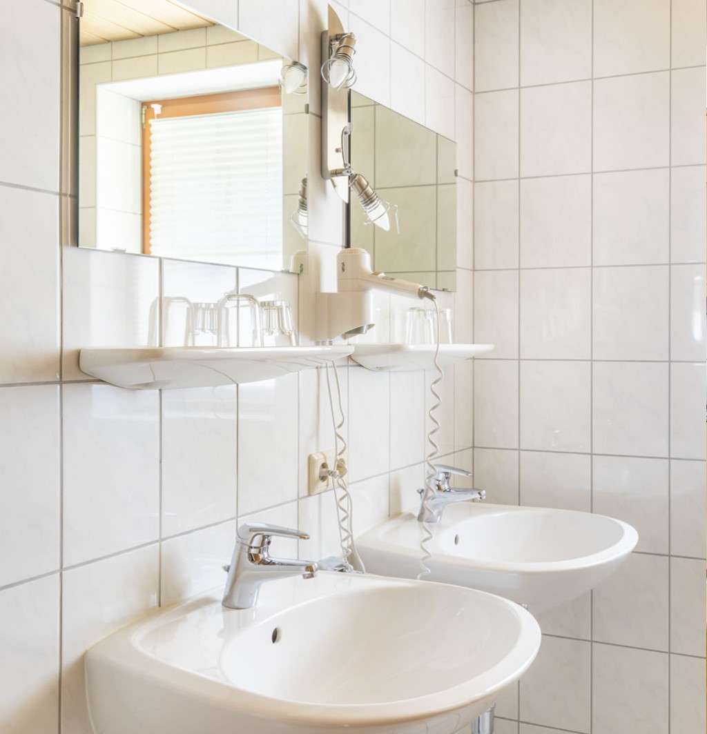 Helles Badezimmer mit Doppelwaschbecken © Bernd Suppan