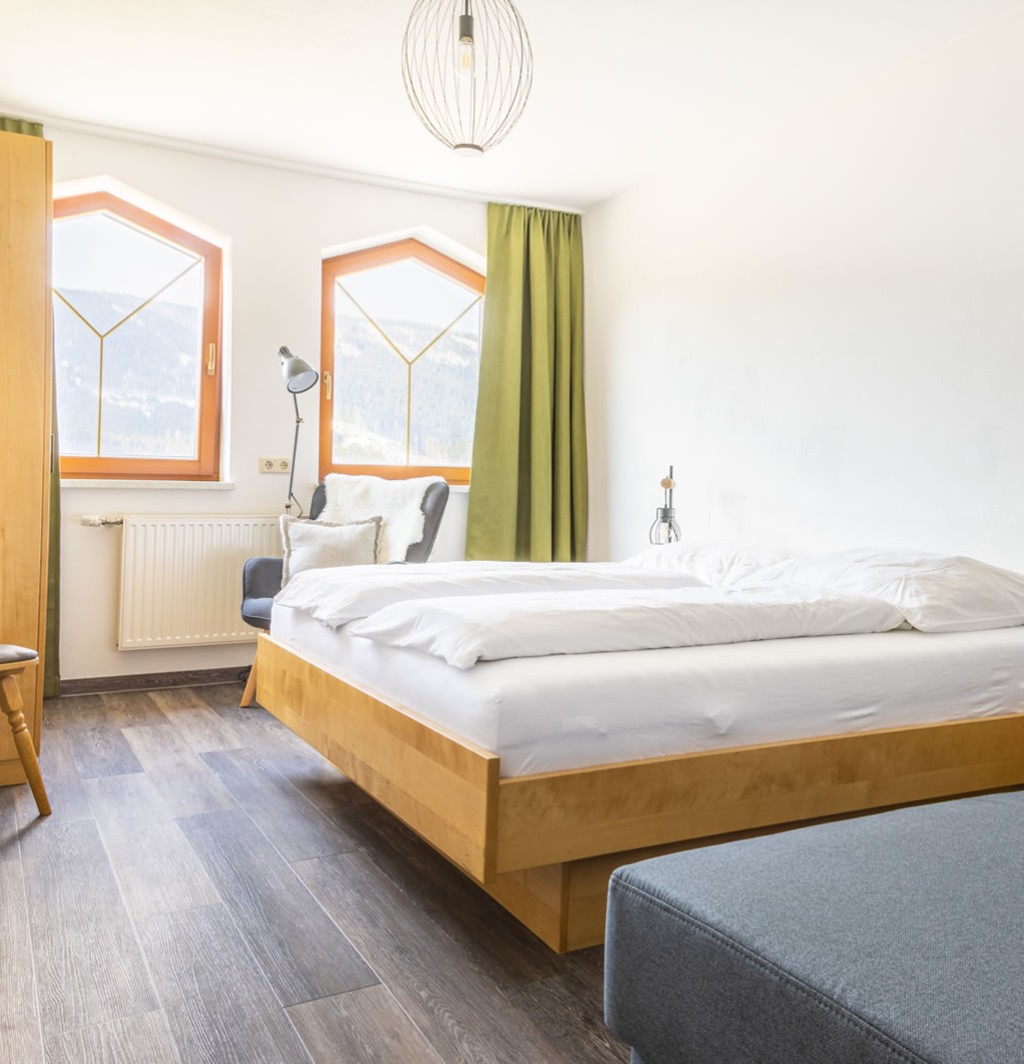 Geräumiges Schlafzimmer mit hochwertigem Doppelbett © Bernd Suppan