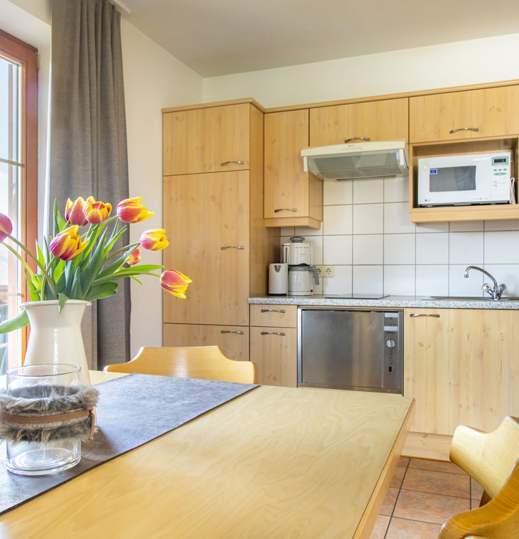 Gemütliche Wohnküche mit Esstisch und Balkon © Bernd Suppan