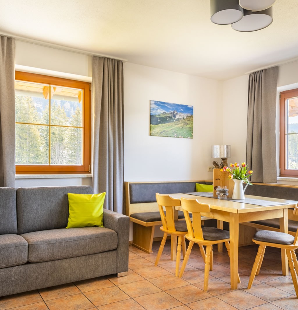 Wohnküche mit Couch, Esstisch und Balkon © Bernd Suppan