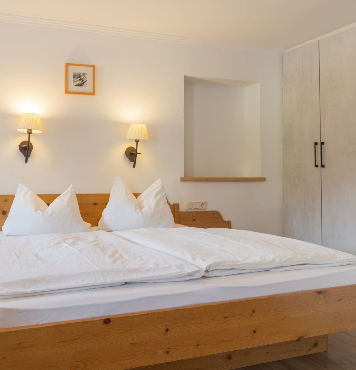 Komfortables Doppelbett © Matthias Fritzenwallner