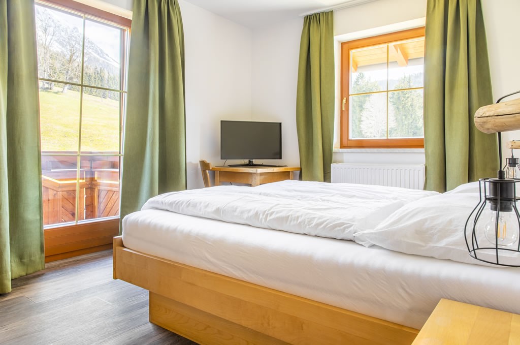 Helles Schlafzimmer mit Waldblick © Bernd Suppan