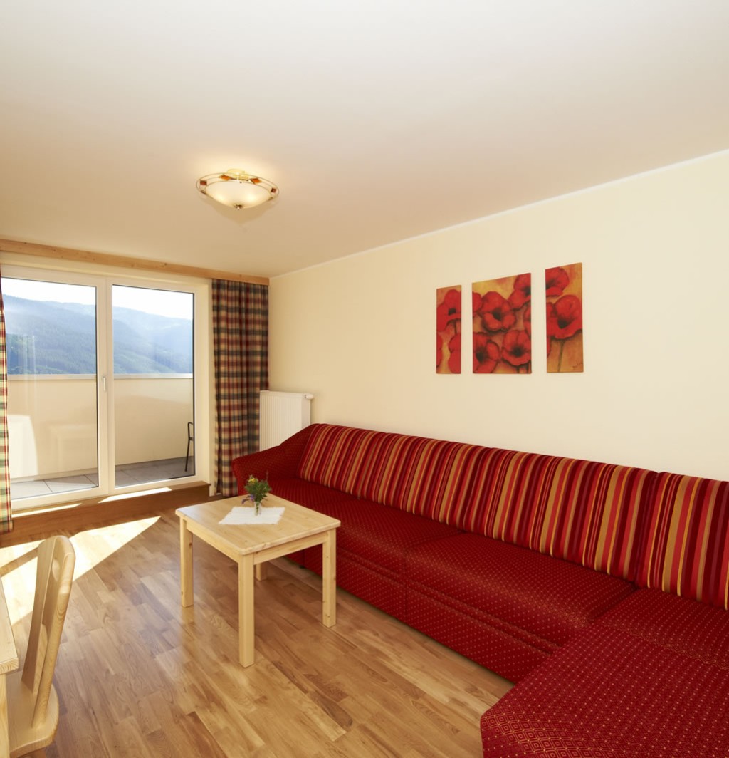 Wohnzimmer mit sonnigem Panoramabalkon