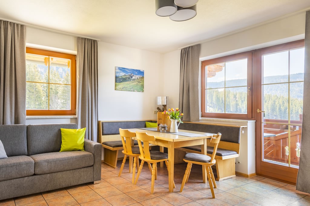 Geräumiges Wohnzimmer mit herrlichem Panoramablick © Bernd Suppan